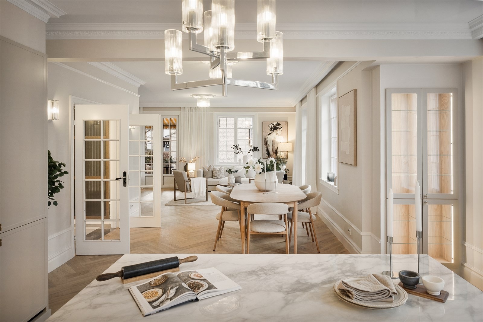 Innebygget skap med glassdører og integrert belysning. Galleribilde