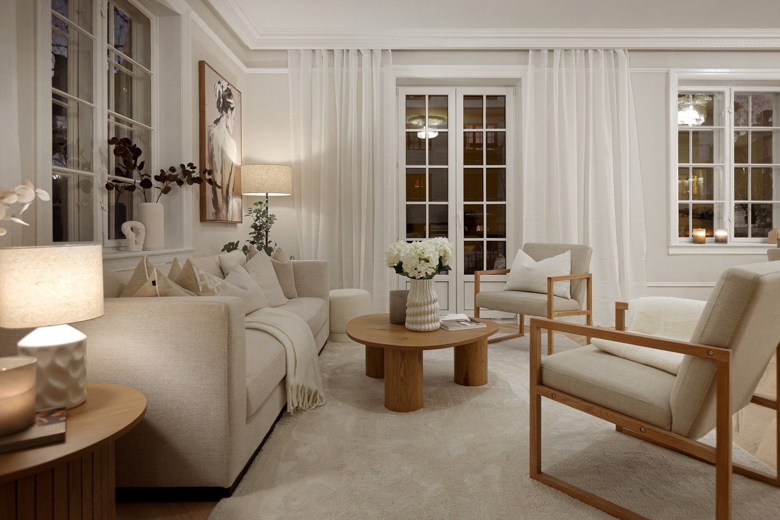 Det er lagt varme i alle gulv, og boligen har Plejd-styring for både lys og varme, som gir enkel og fleksibel betjening i hverdagen. Galleribilde