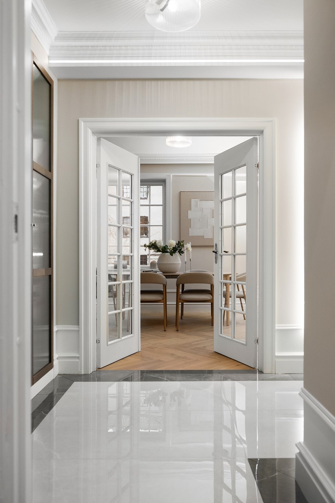 Innbydende entré med flislagt gulv med varmekabler. Galleribilde