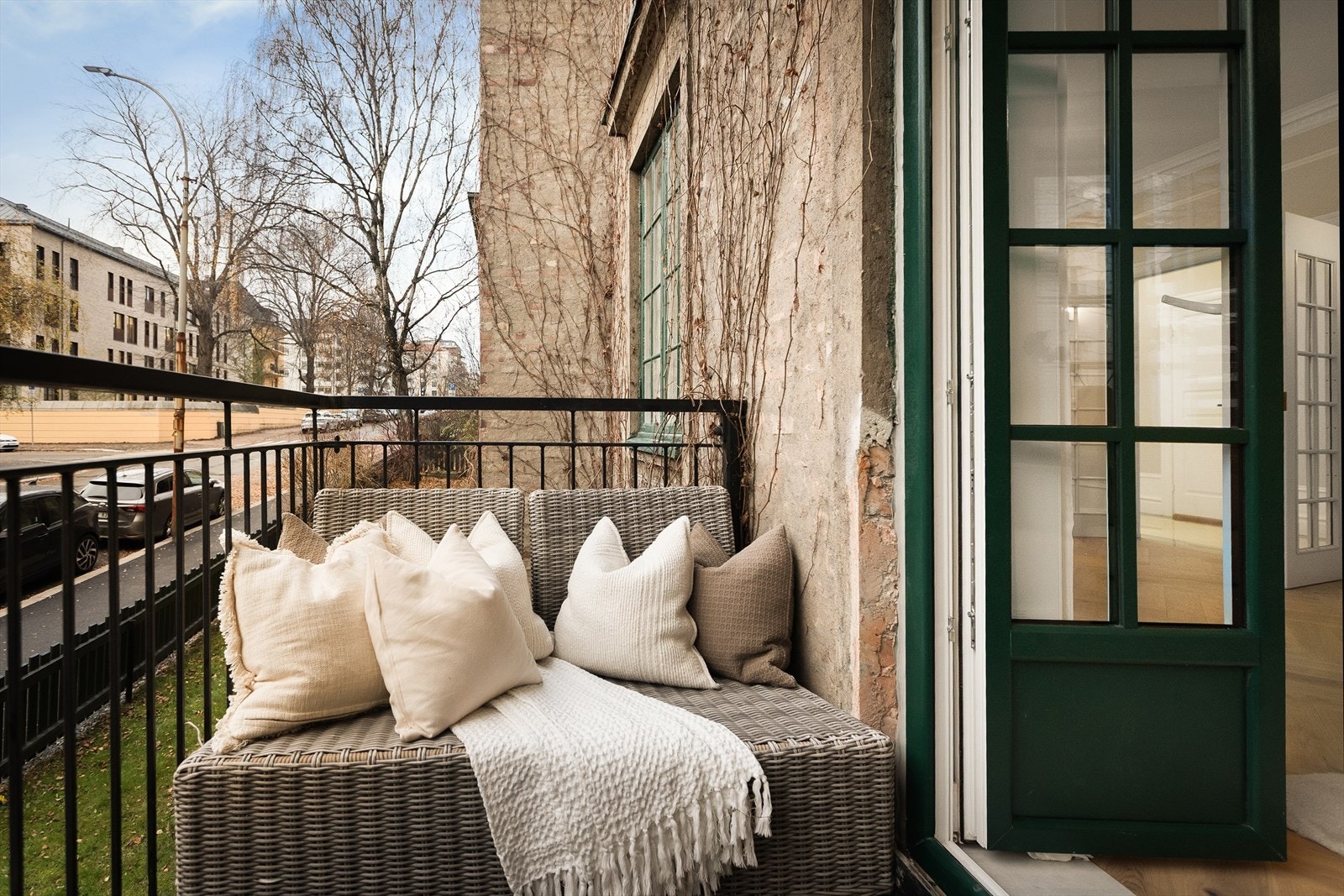 Balkongene ligger på hver sin side av hjørneleiligheten, noe som gir svært gode solforhold gjennom dagen. Galleribilde