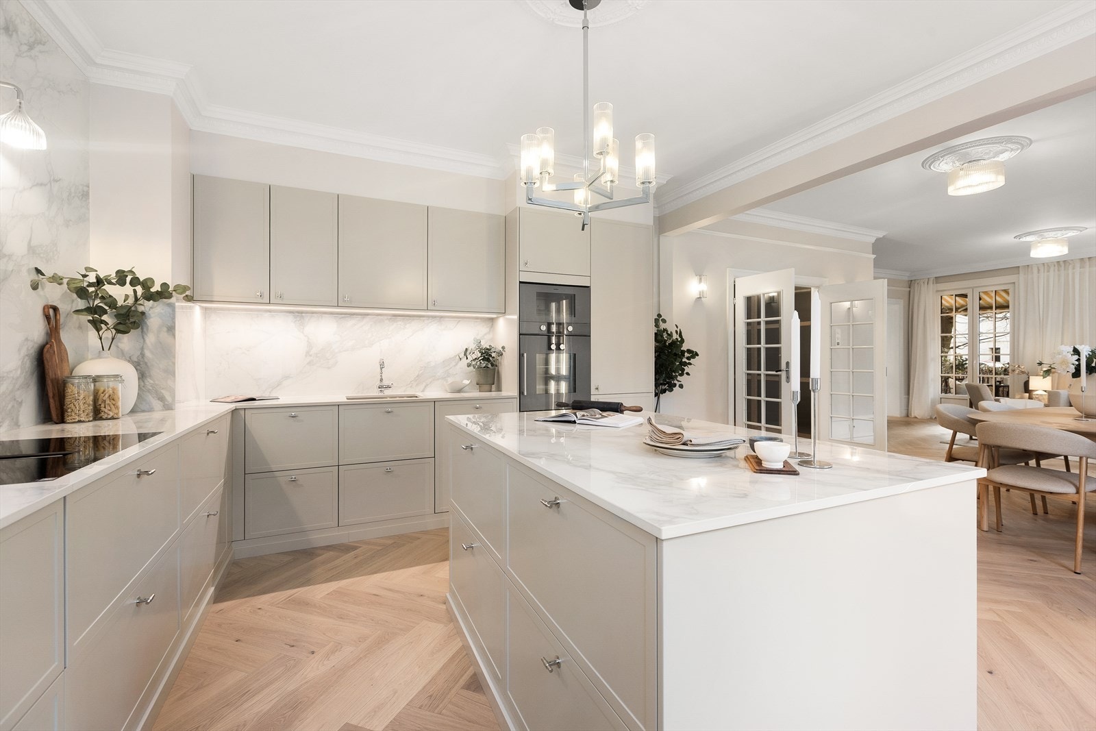 Et gjennomført kvalitetskjøkken som kombinerer funksjon, design og komfort - et drømmekjøkken for enhver som verdsetter både estetikk og praktiske løsninger i hverdagen. Galleribilde