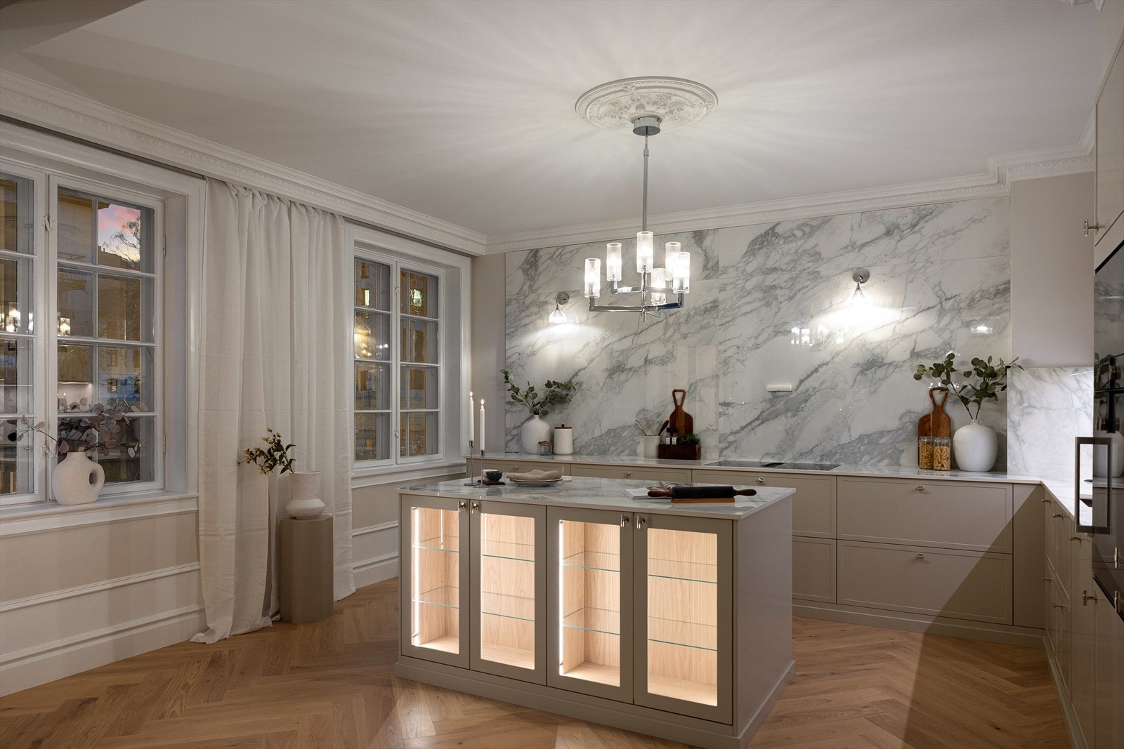 Boligen har nye balkongdører fra 2025 og gjennomgående god takhøyde, noe som gir et lyst og luftig inntrykk i alle rom. Galleribilde