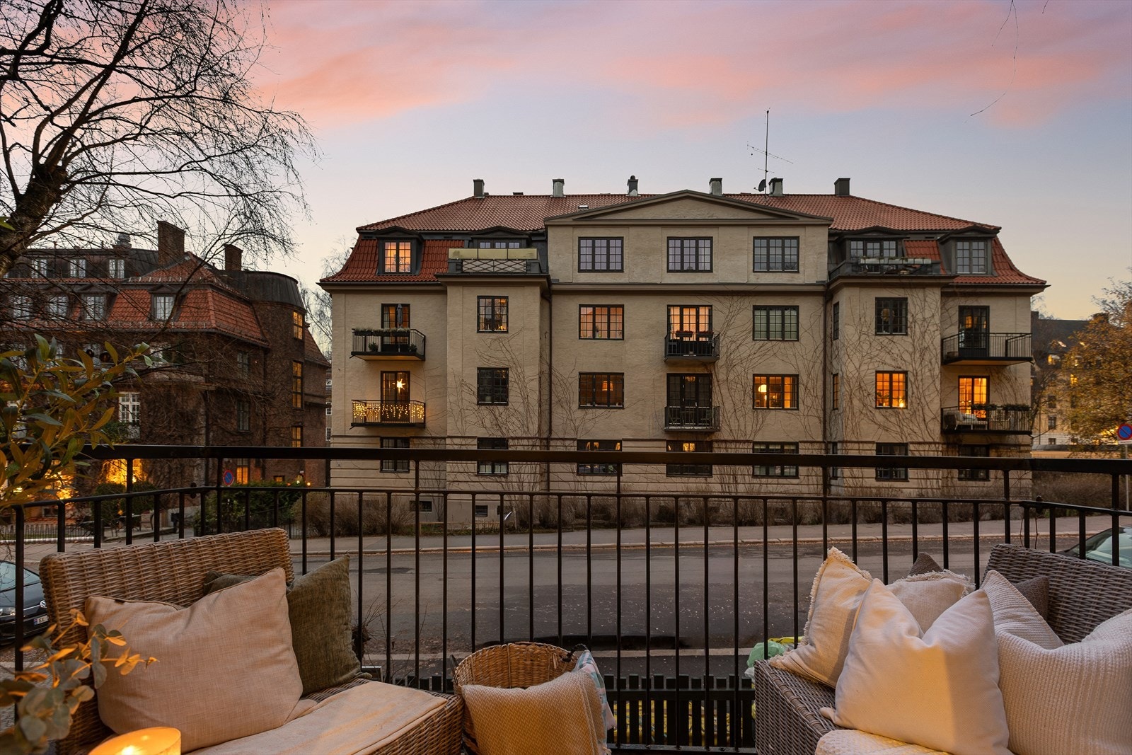 Boligen ligger solrikt vendt mot rolige Gabels gate, med populære Gablers hus synlig til venstre i bildet. Galleribilde