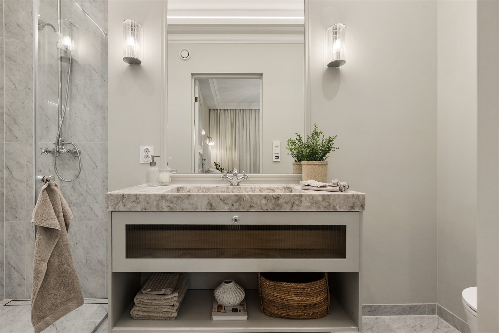 Moderne og lekkert baderom tilknyttet hovedsoverommet. Galleribilde