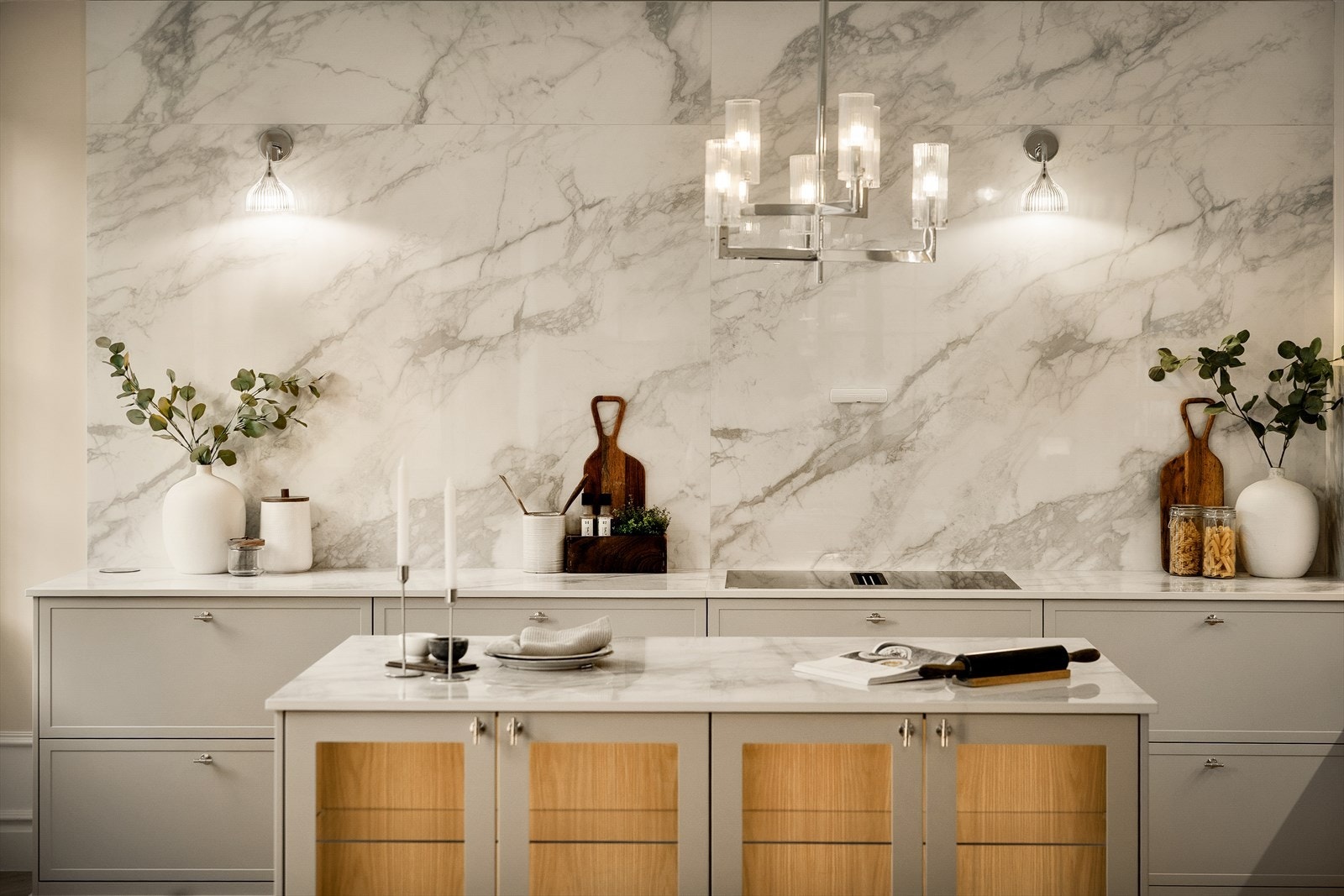 Arbeidsplassen består av keramisk benkeplate med underlimt vaskekum. Miele induksjonstopp med integrert kullfilterventilator og nedfelt stikkontakt i benkeplaten. Galleribilde