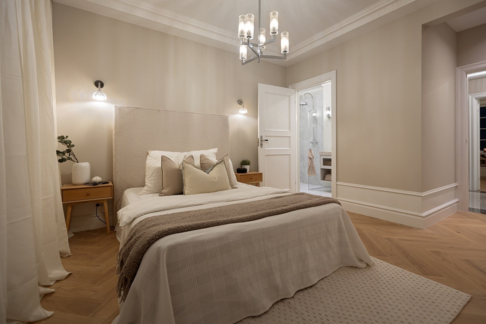 Rommet har egen walk-in garderobe med gjennomtenkte garderobeløsninger. Direkte adkomst til eget baderom. Galleribilde