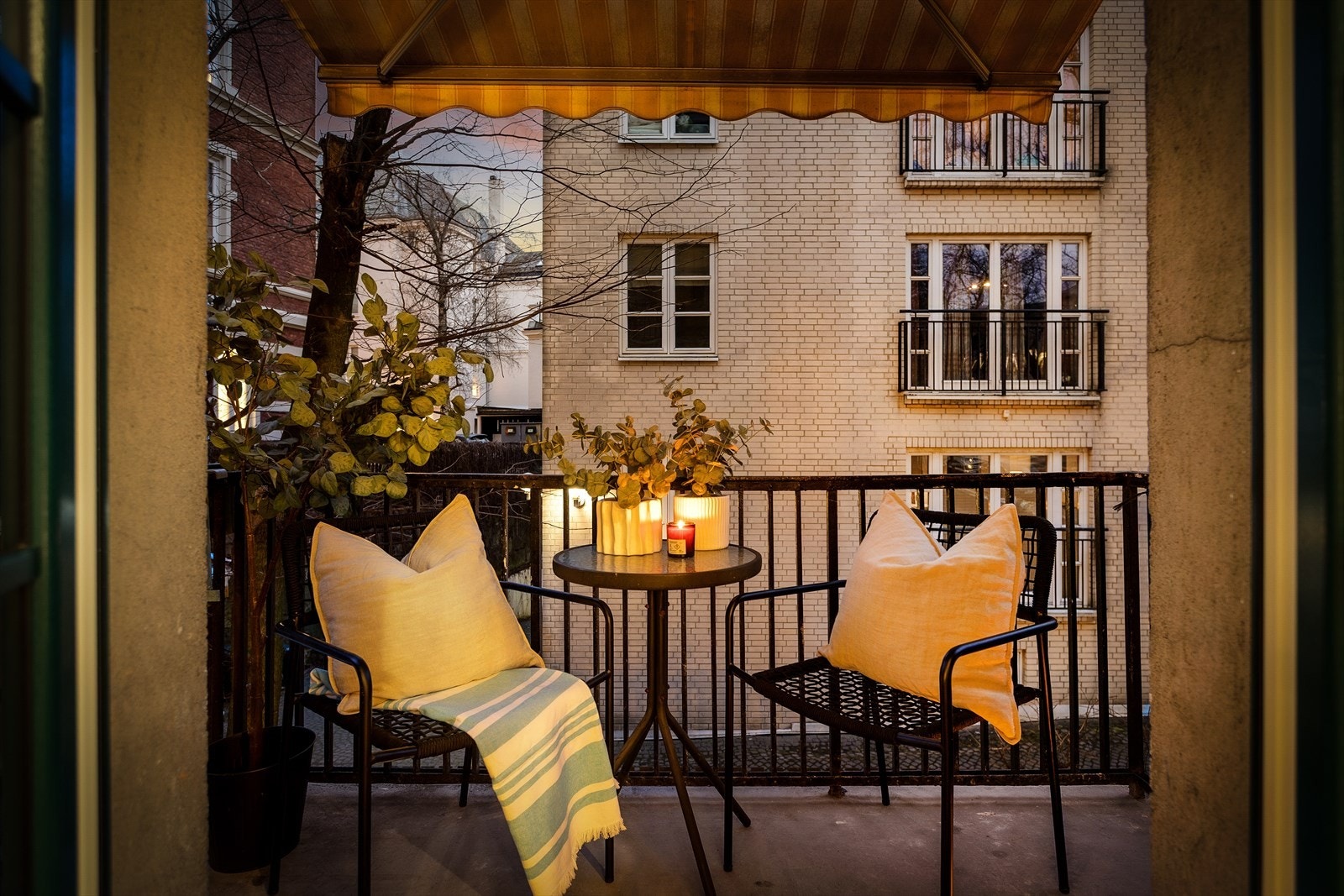 Boligen har to balkonger på til sammen ca. 6 kvm, begge med god plass til møblement. Galleribilde