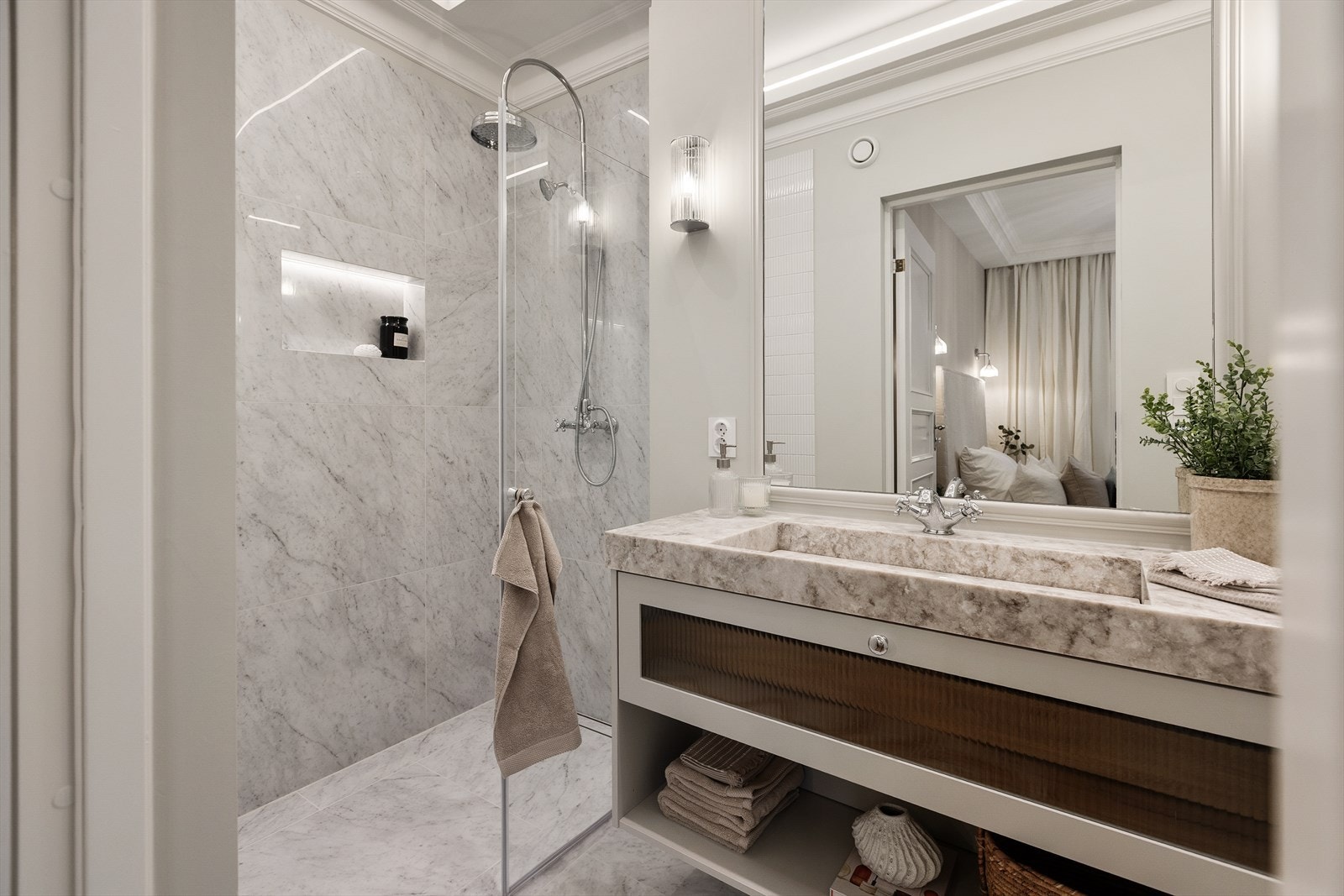 Utført med samme høye standard som hovedbadet og med fliser, varme i gulvet, dusjnisje, regndusj, baderomsmøbel, speilfelt og vegghengt toalett. Galleribilde