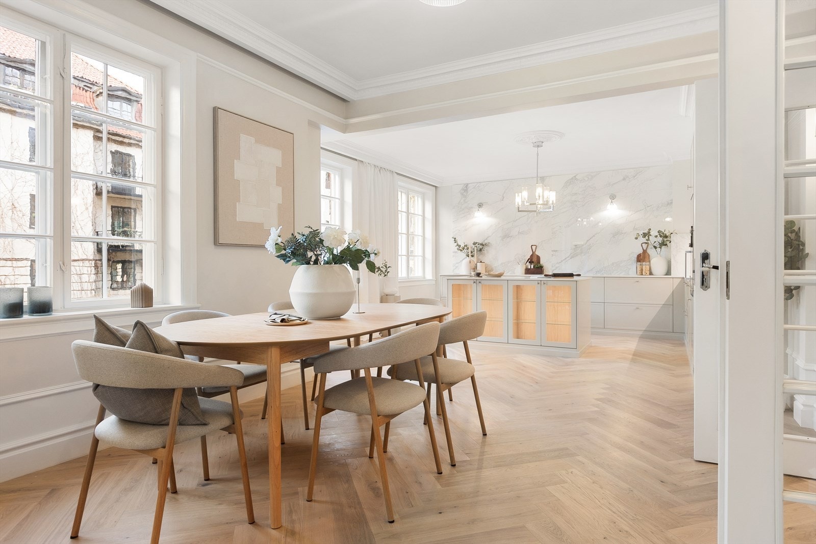 Den åpne løsningen gir en naturlig flyt mellom spiseplass, stue og kjøkken, og skaper et svært godt rom for både hverdag og selskaper. Galleribilde