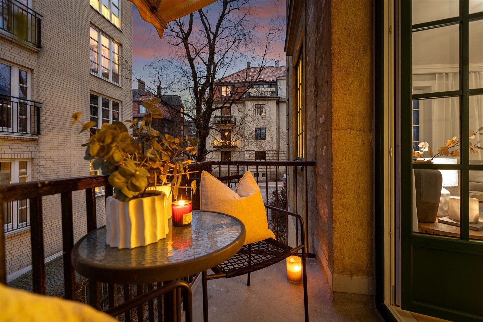 Balkongen er utført i betongkonstruksjon med rekkverk i malt stål, og fungerer som en solid og skjermet uteplass. Galleribilde