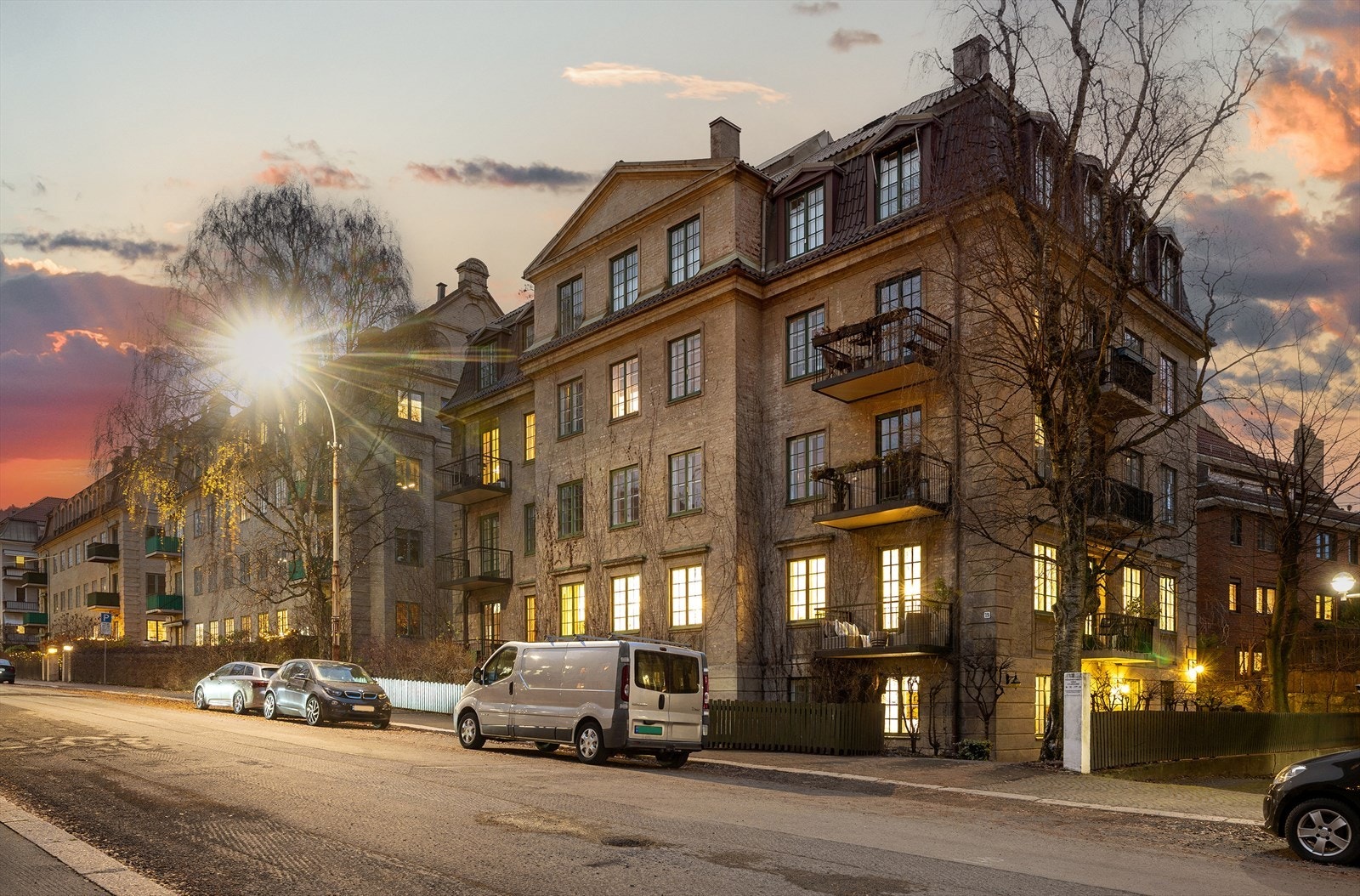 Boligen har etterspurt beliggenhet på Frogner. Fra leiligheten er det kun få minutters gange til Solli plass, Frognerparken og Bygdøy allé - med alle sine caféer, utesteder, restauranter, matvarebutikker og eksklusive delikatessebutikker. Galleribilde