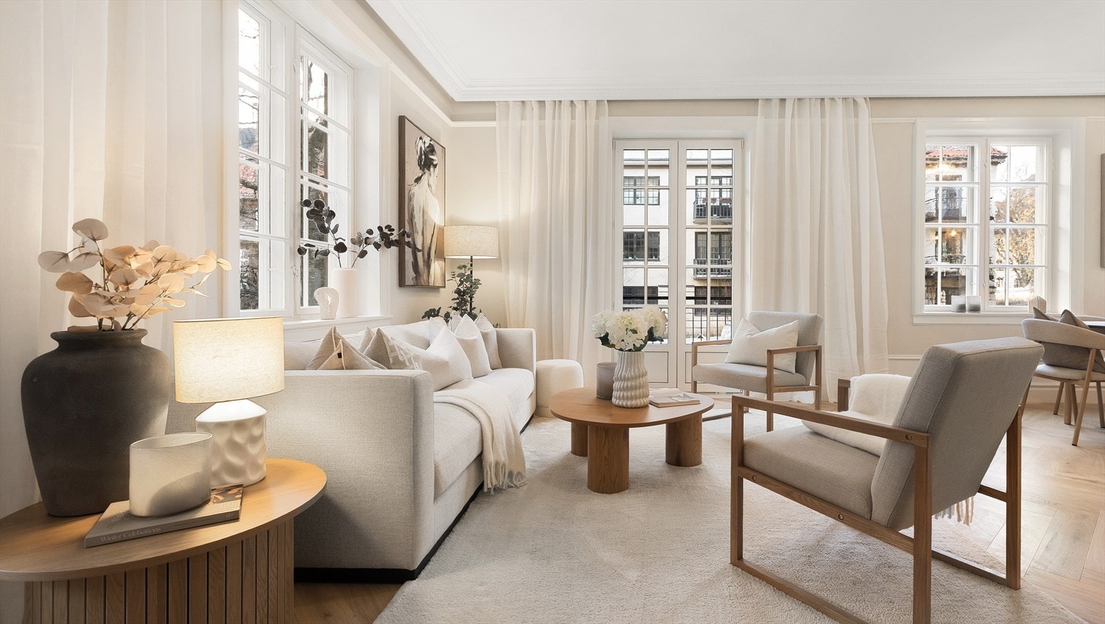 Den genereøse takhøyden på ca 2,8 meter gir rommet en luftig atmosfære. Stuen har god plass til både spiseområde og sofagruppe. Galleribilde