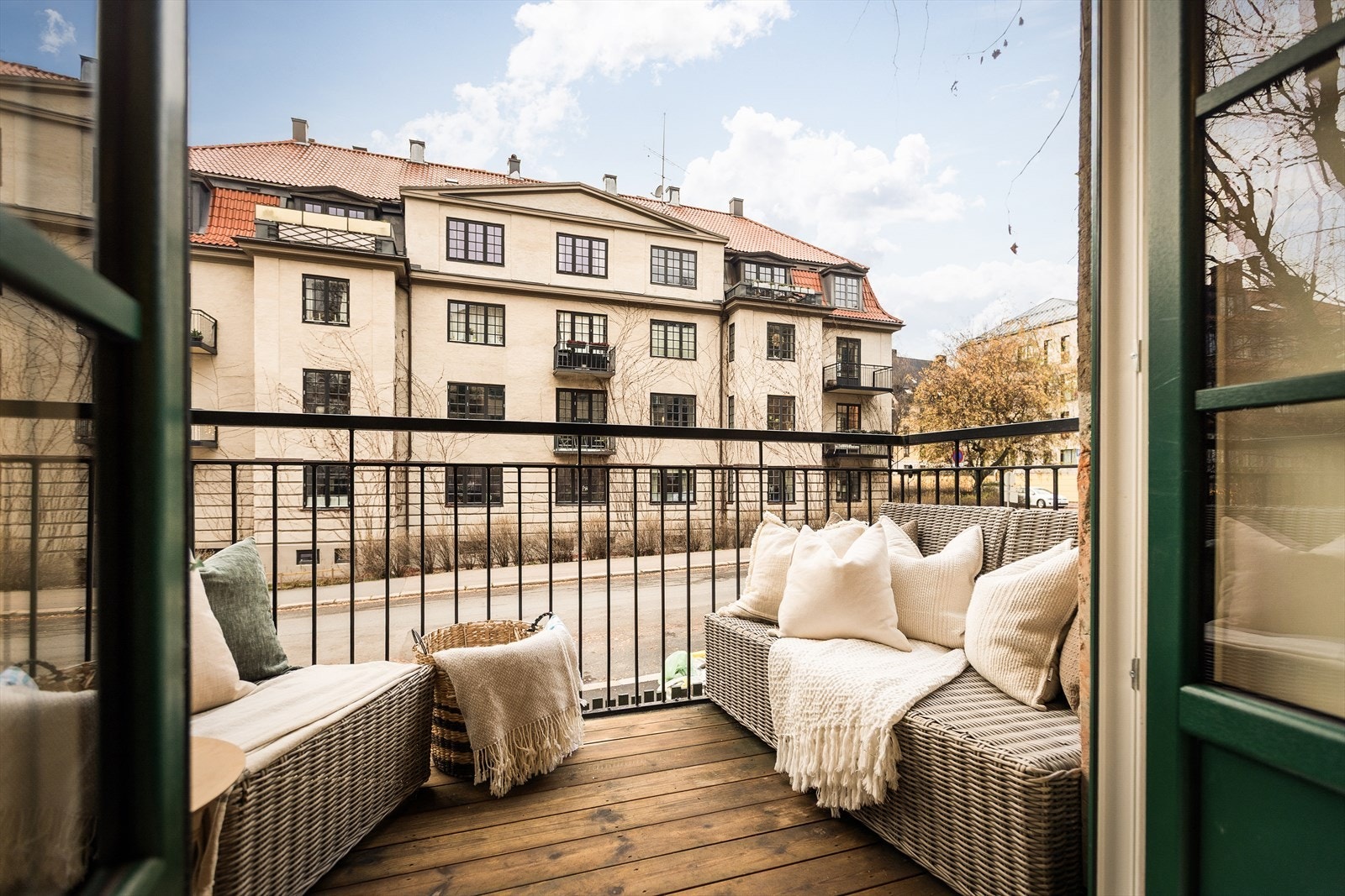 Den andre balkongen er oppført i stålkonstruksjon med tregulv og malt metallrekkverk. Galleribilde