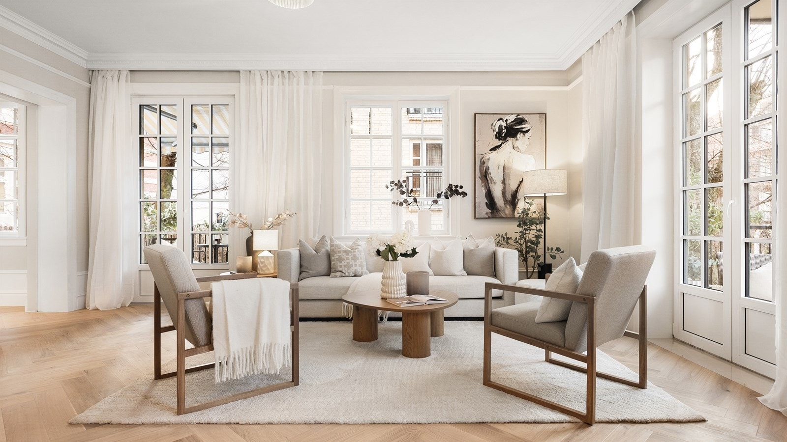 Lys og gjennomgående stue med store vindusflater og utgang til to balkonger. Rommet har ny enstavs eikeparkett lagt i fiskebeinsmønster, vakker stukkatur og takrosett samt nedsenkede og malte himlingsflater. Galleribilde