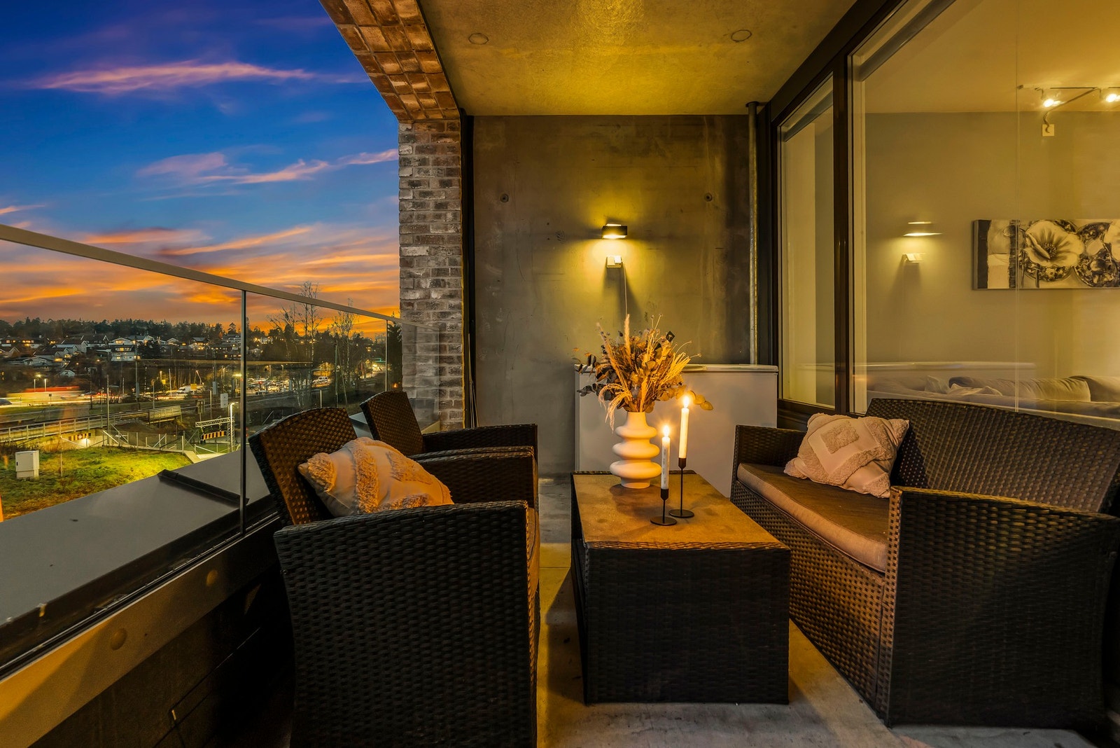 Et sted å lande - kaffekopp, pledd og stillhet. Galleribilde