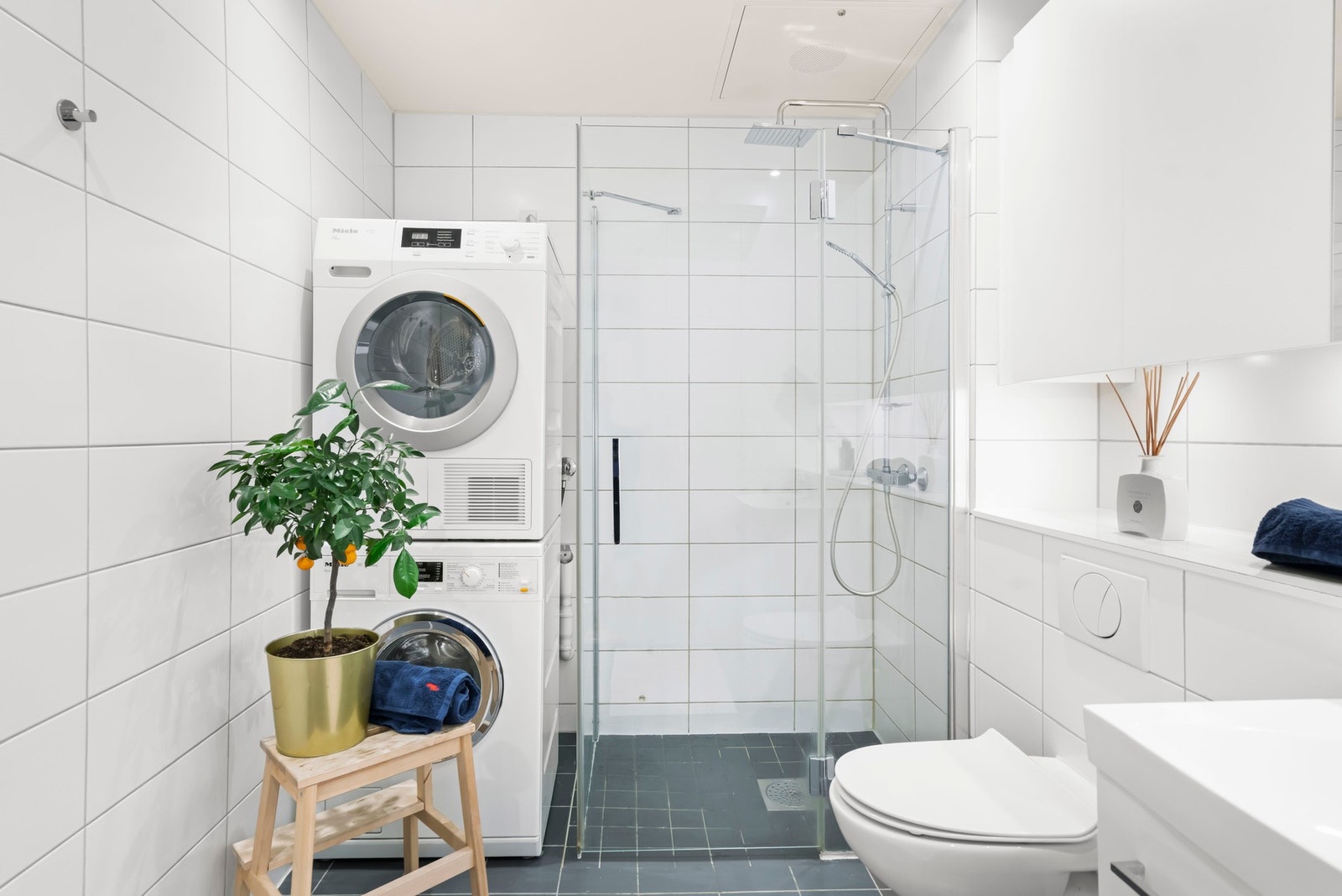 Praktisk innredning med god plass og funksjon i hverdagen. Galleribilde