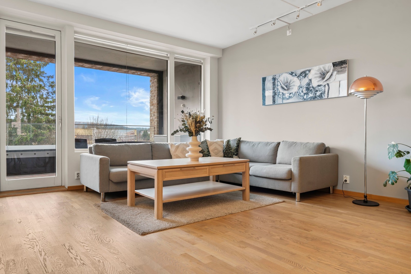 Store vindusflater gir flott lys og utsikt. Plass til store møbler og flere møbleringsløsninger. Galleribilde