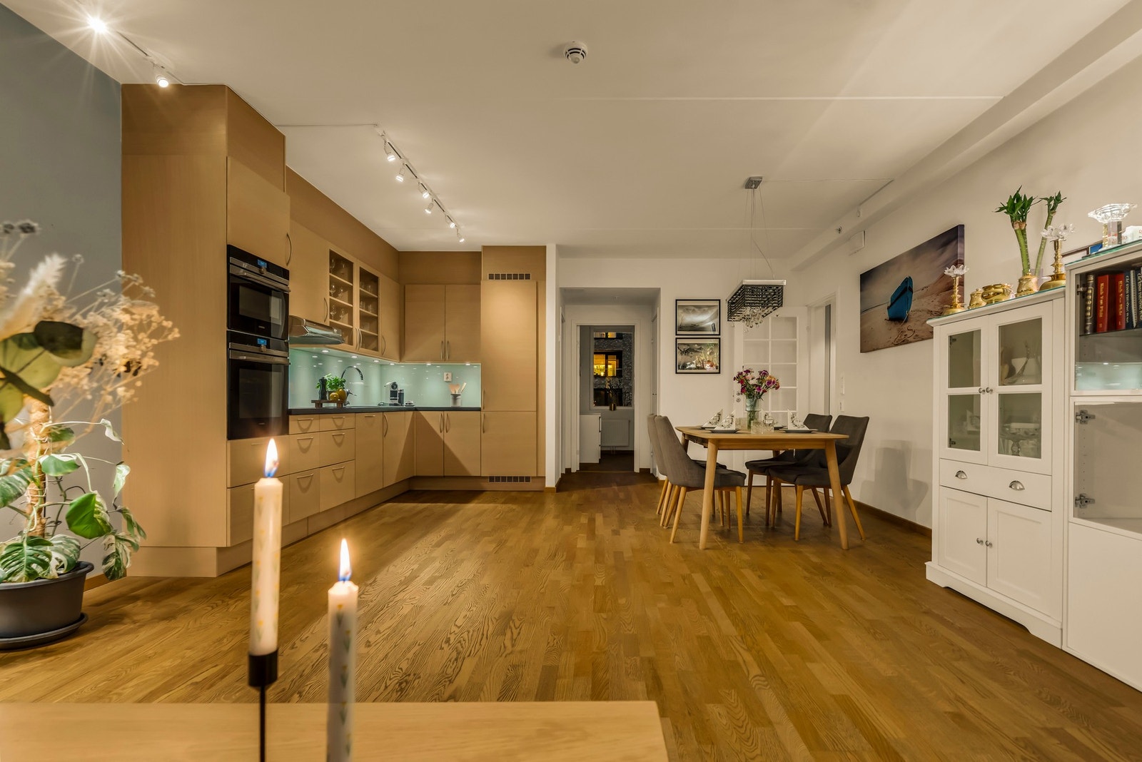 Det er avsatt godt med gulvareal. Dette er hjemmets store sosiale sone! Galleribilde