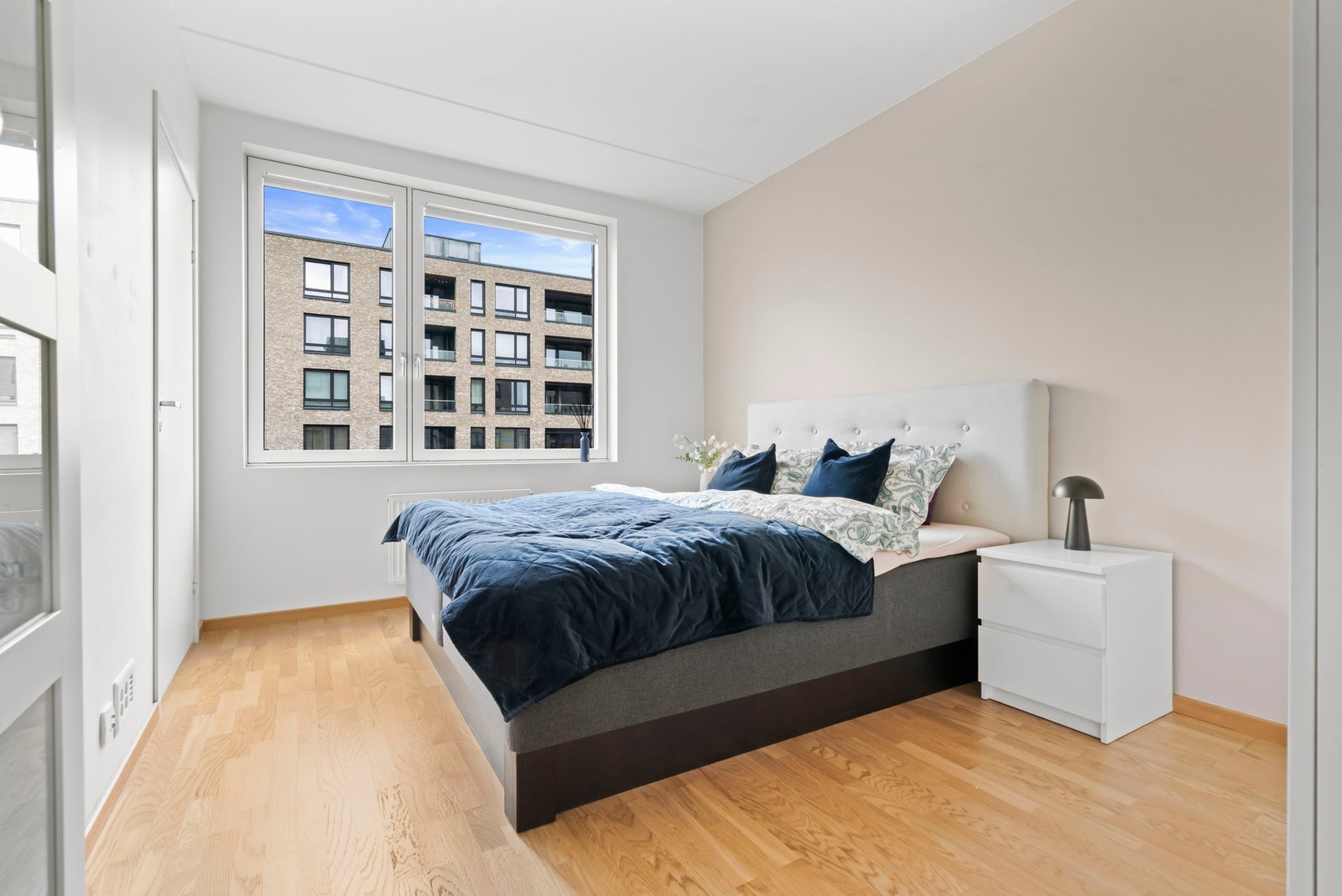 Hovedsoverom med rolig atmosfære - perfekt privat sone. Galleribilde