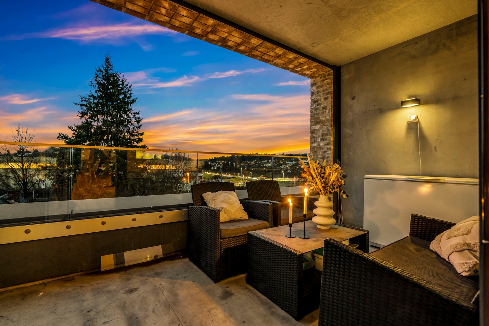 Urban hagefølelse - grønne rammer og fri himmel. Galleribilde