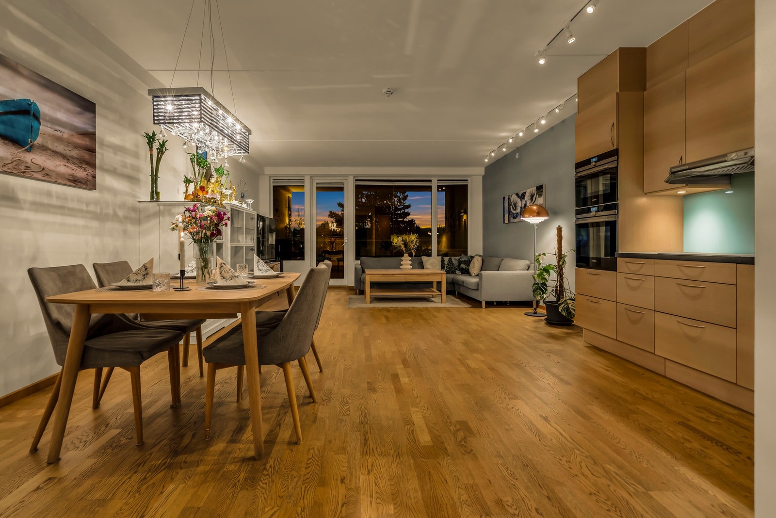 Naturlig samlingspunkt mellom kjøkken og spiseplass. Galleribilde