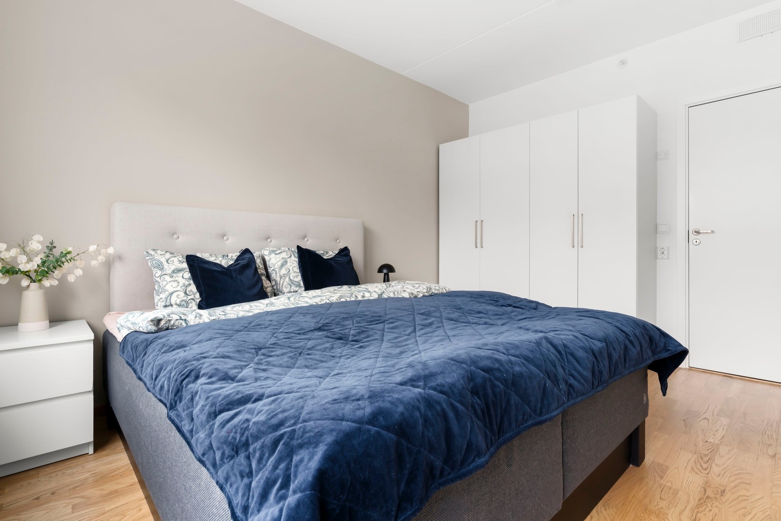 Meget gode oppbevaringsmuligheter. Det er også tilgang til egen bod fra soverommet for ytterligere oppbevaring etter ønsket behov. Galleribilde