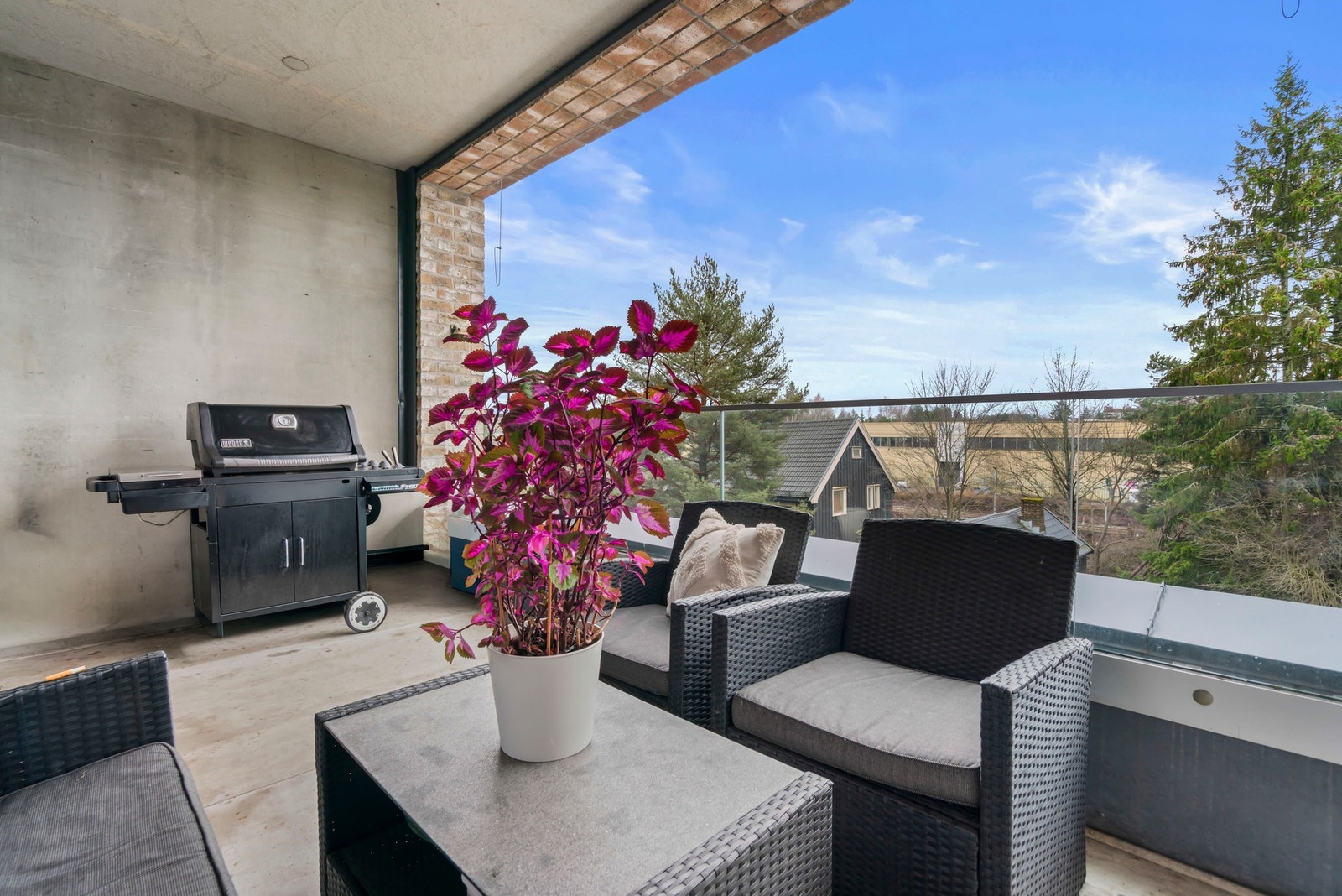 Sol, luft og plass til alt - spisegruppe, lounger og planter. Galleribilde