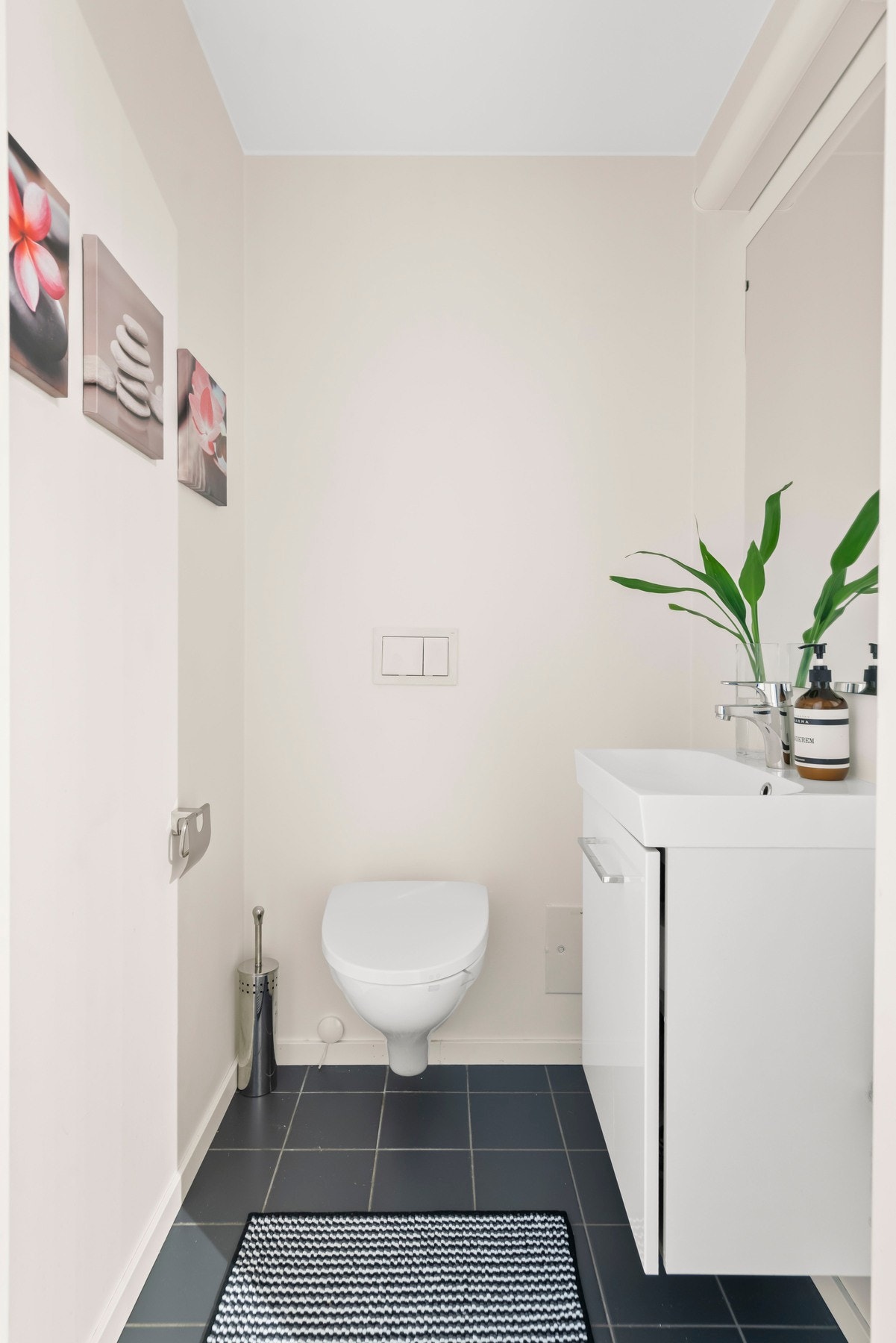 Separat WC, perfekt for gjestene på besøk, eller når flere starter dagen samtidig! Galleribilde