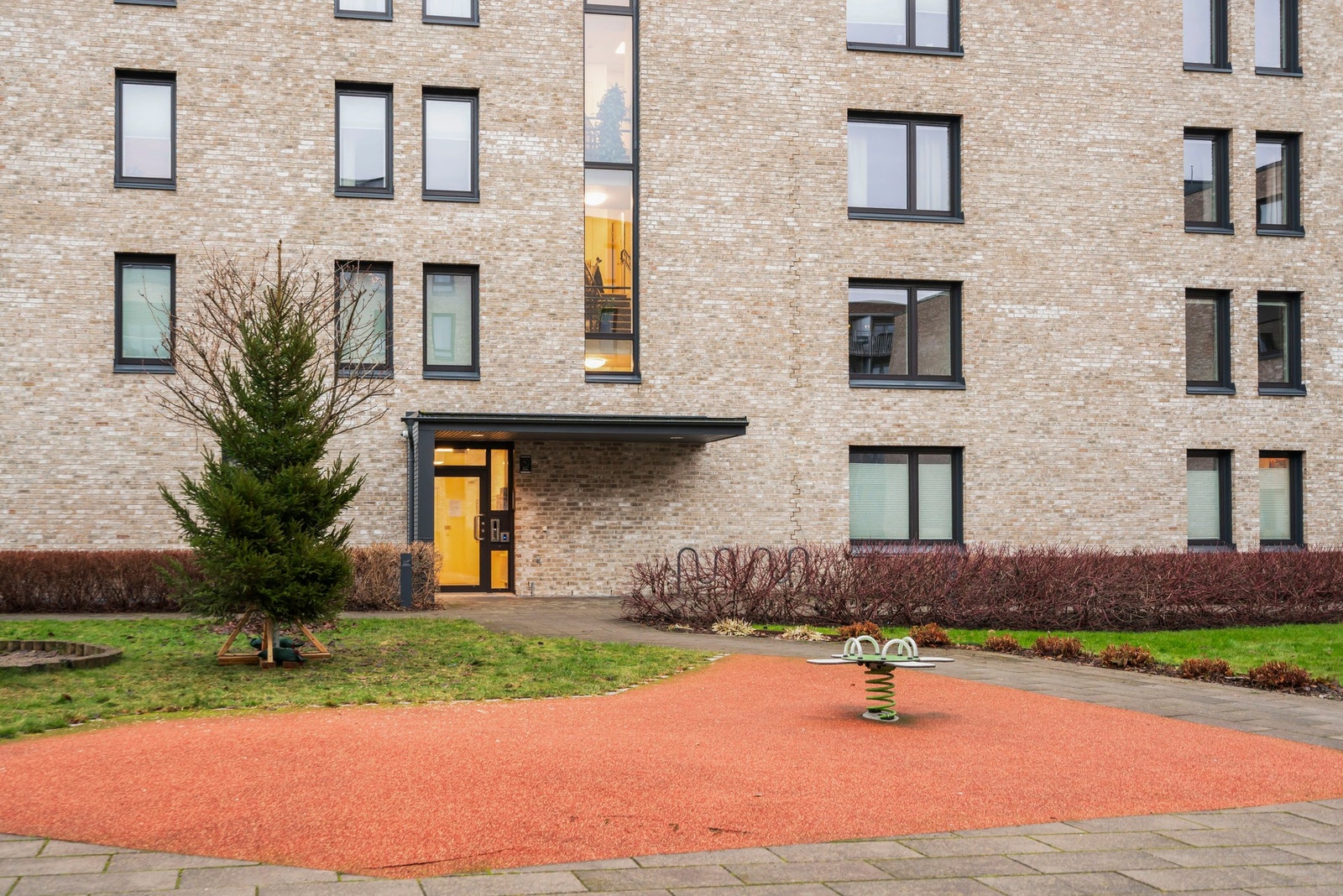 Barnevennlige omgivelser med lekeplasser og trygge soner. Galleribilde