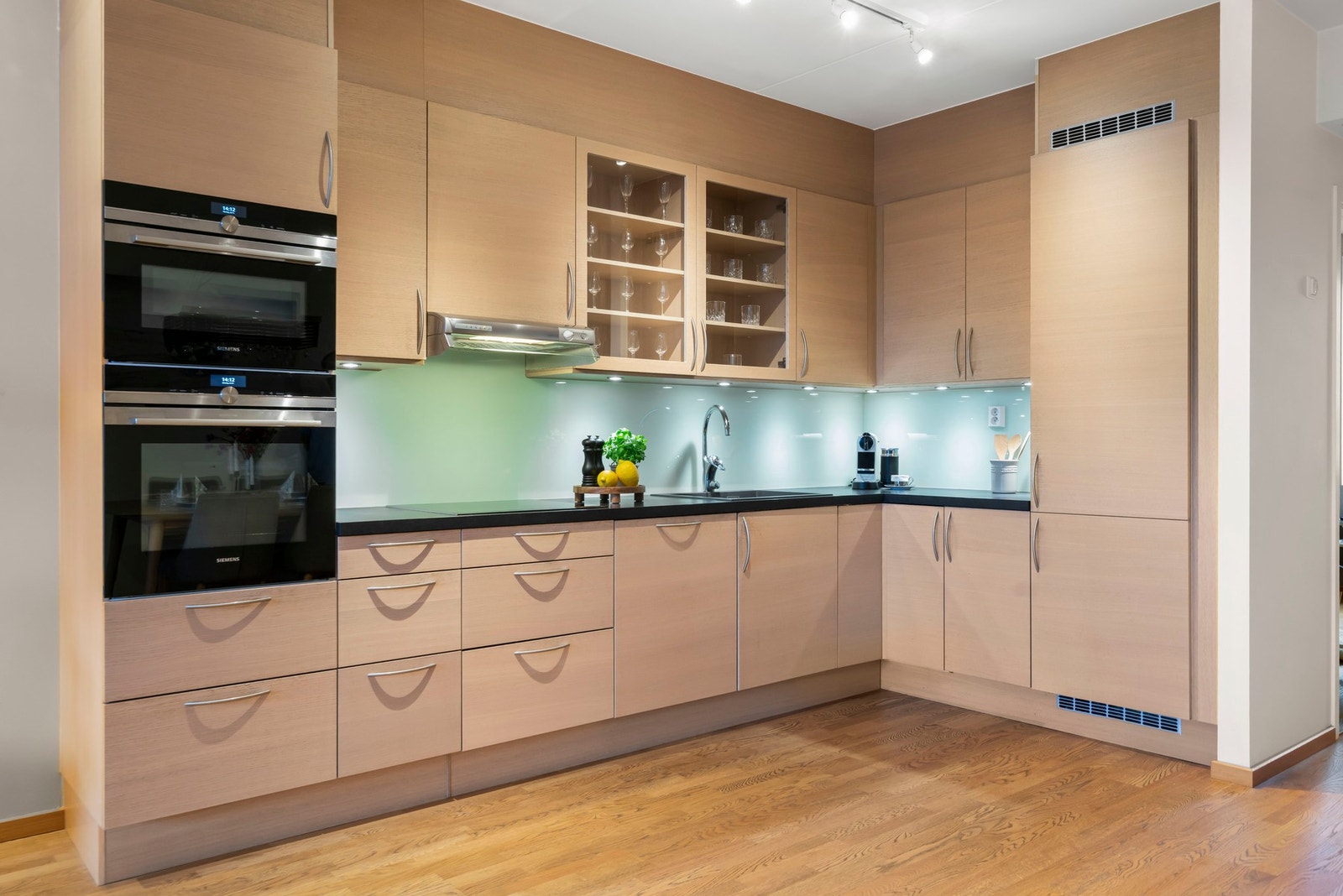 Kjøkkenpoesi - rene linjer, god flyt og rom for kokken i deg. Galleribilde