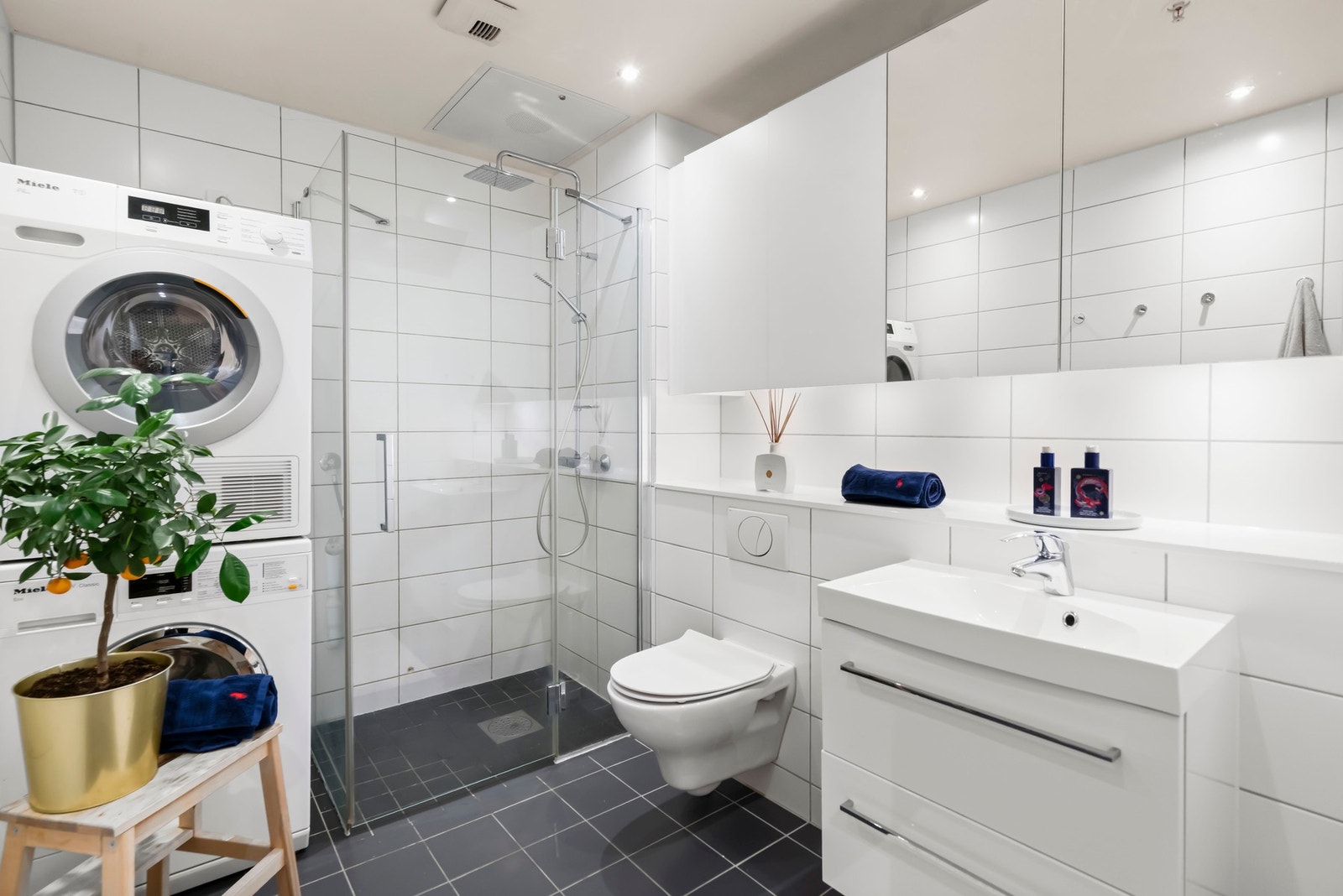 Delikat bad med moderne overflater og god dusjsoneløsning. Galleribilde