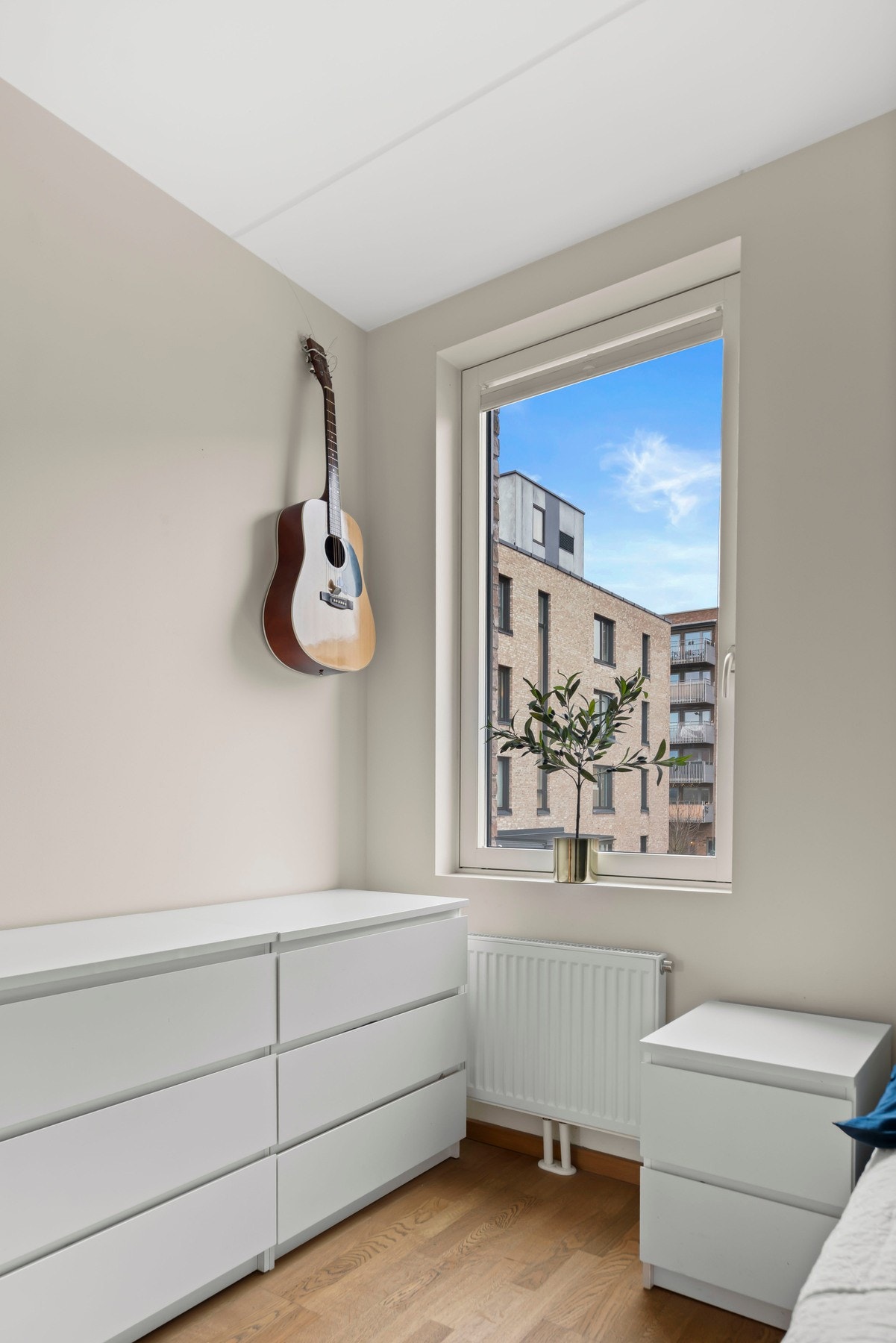 Samtlige soverom har plass til større seng, garderobeskap og kontorløsning. Galleribilde