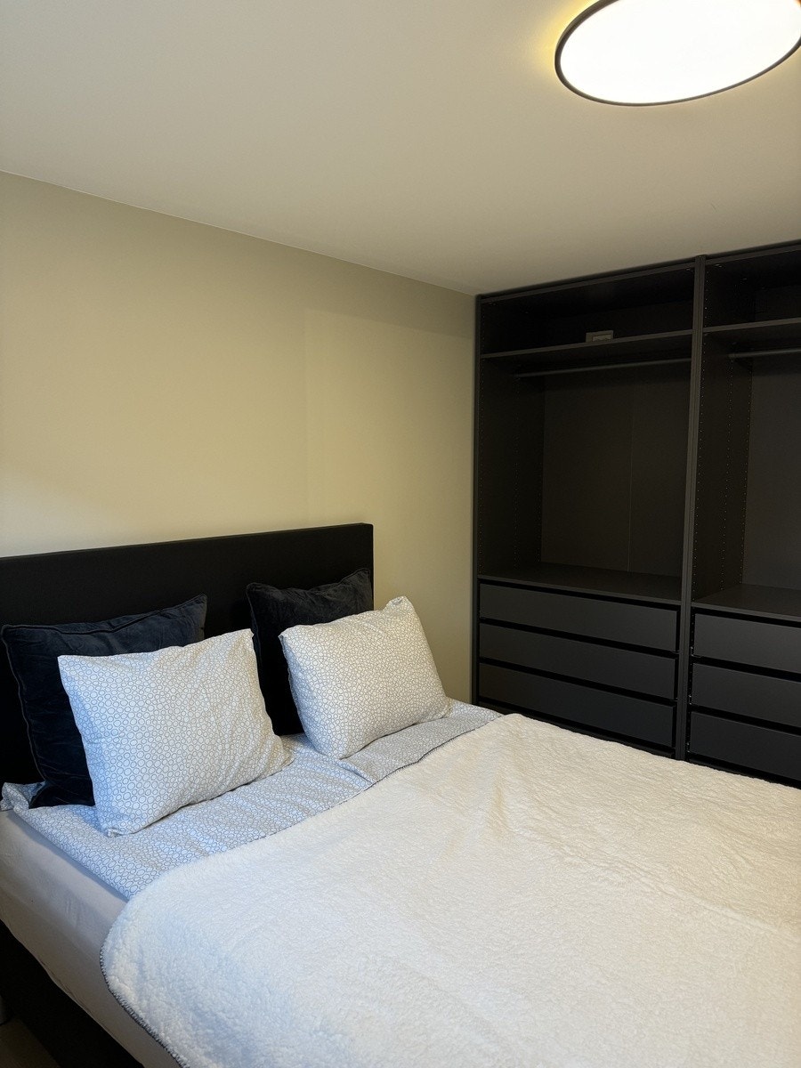 Praktisk soverom med balansert ventilasjon. Dobbelseng og garderobe Galleribilde