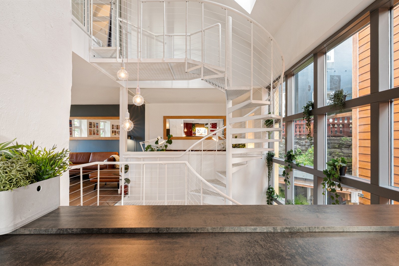 Fra kjøkkenet er det åpent ut mot trapperommet hvilket gjør at kjøkkenet oppleves enda større enn det er. Galleribilde