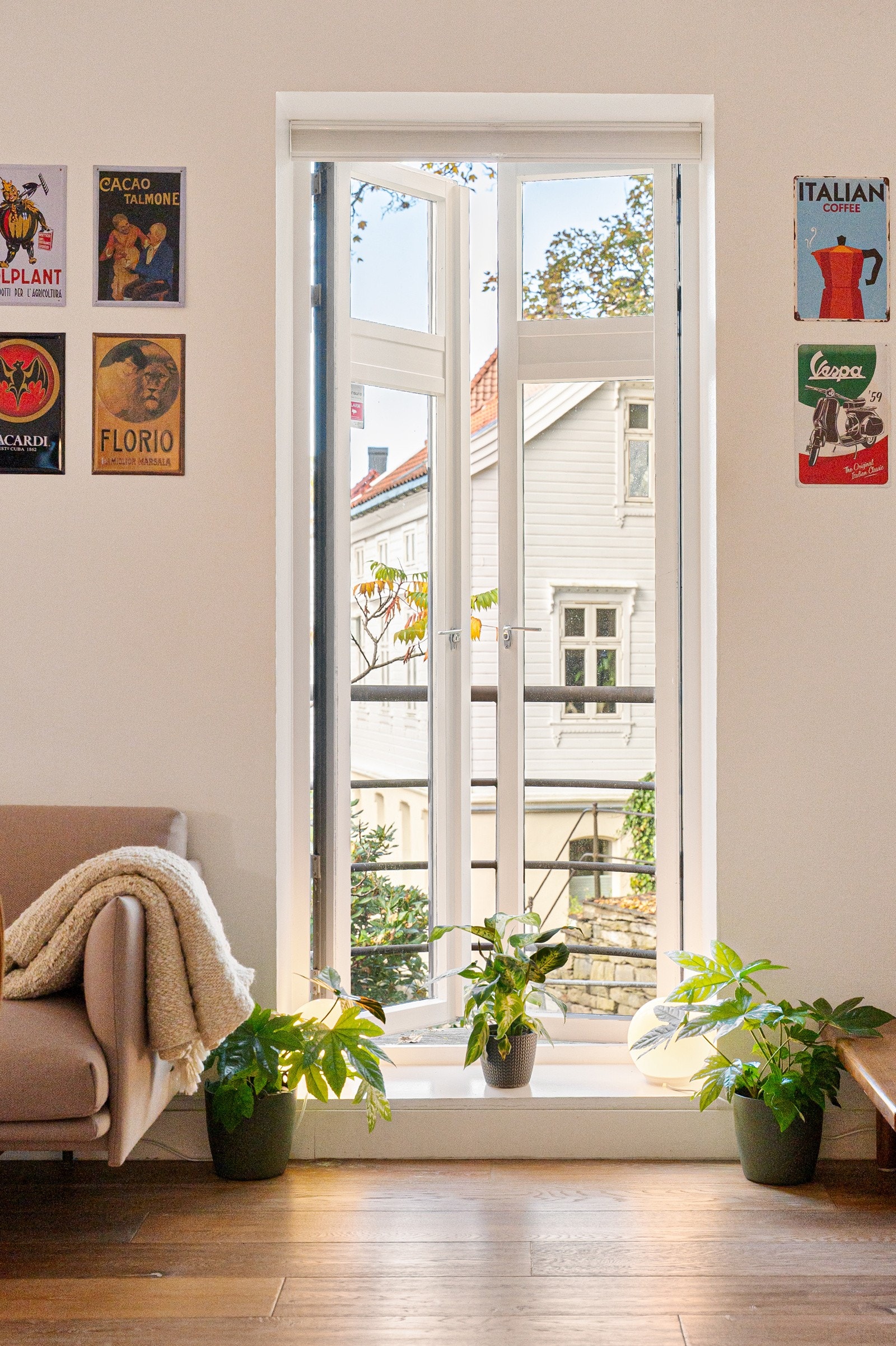 Fra stuen er det utgang til en liten, solrik balkong Galleribilde