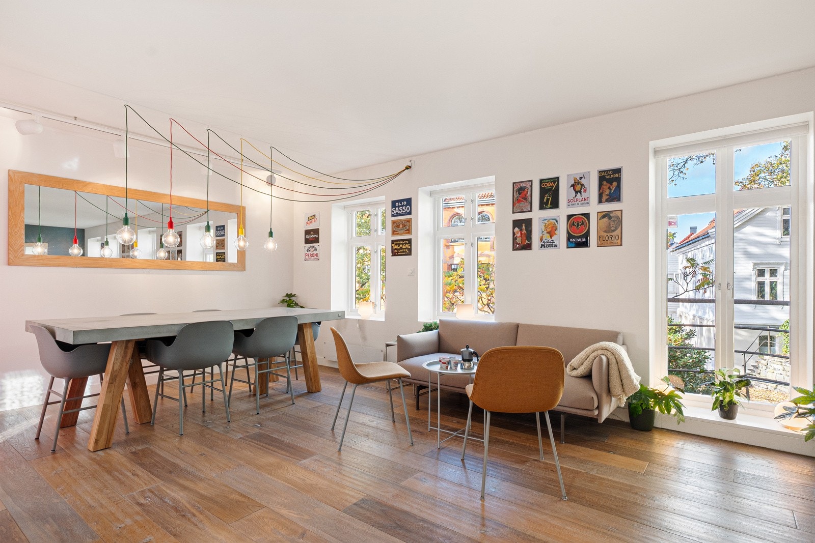 I spisestuedelen får en plass til mange gjester. Galleribilde