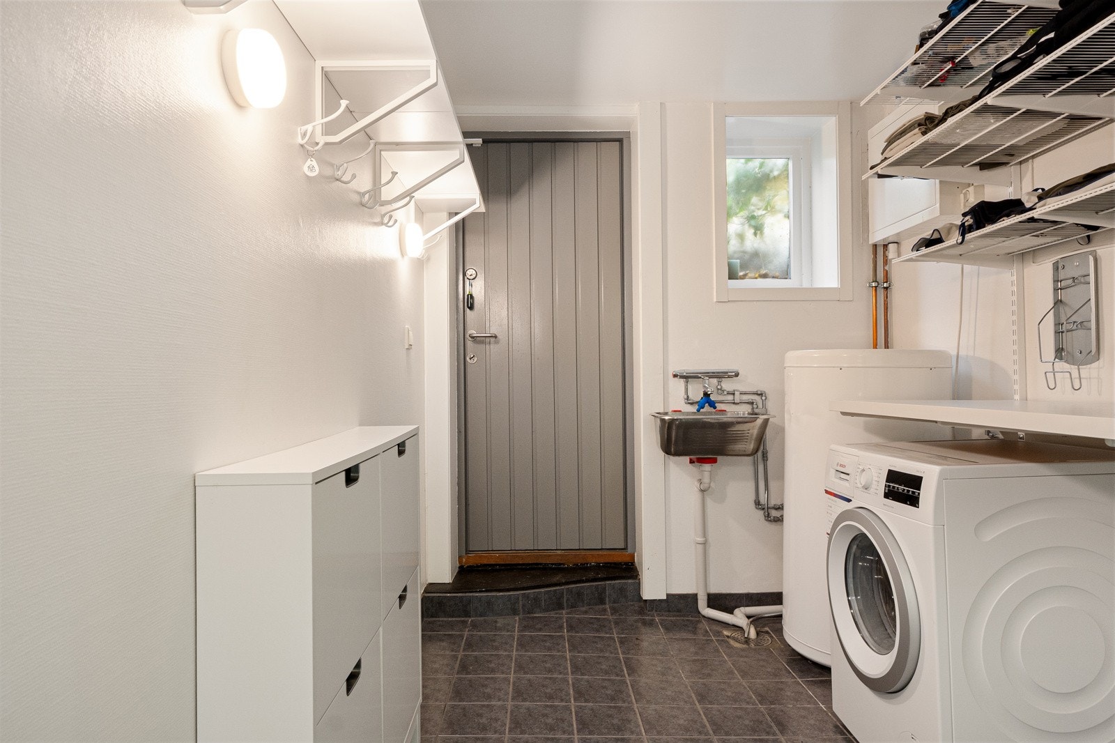 Bi inngang - rett inn på vaskerommet. Galleribilde