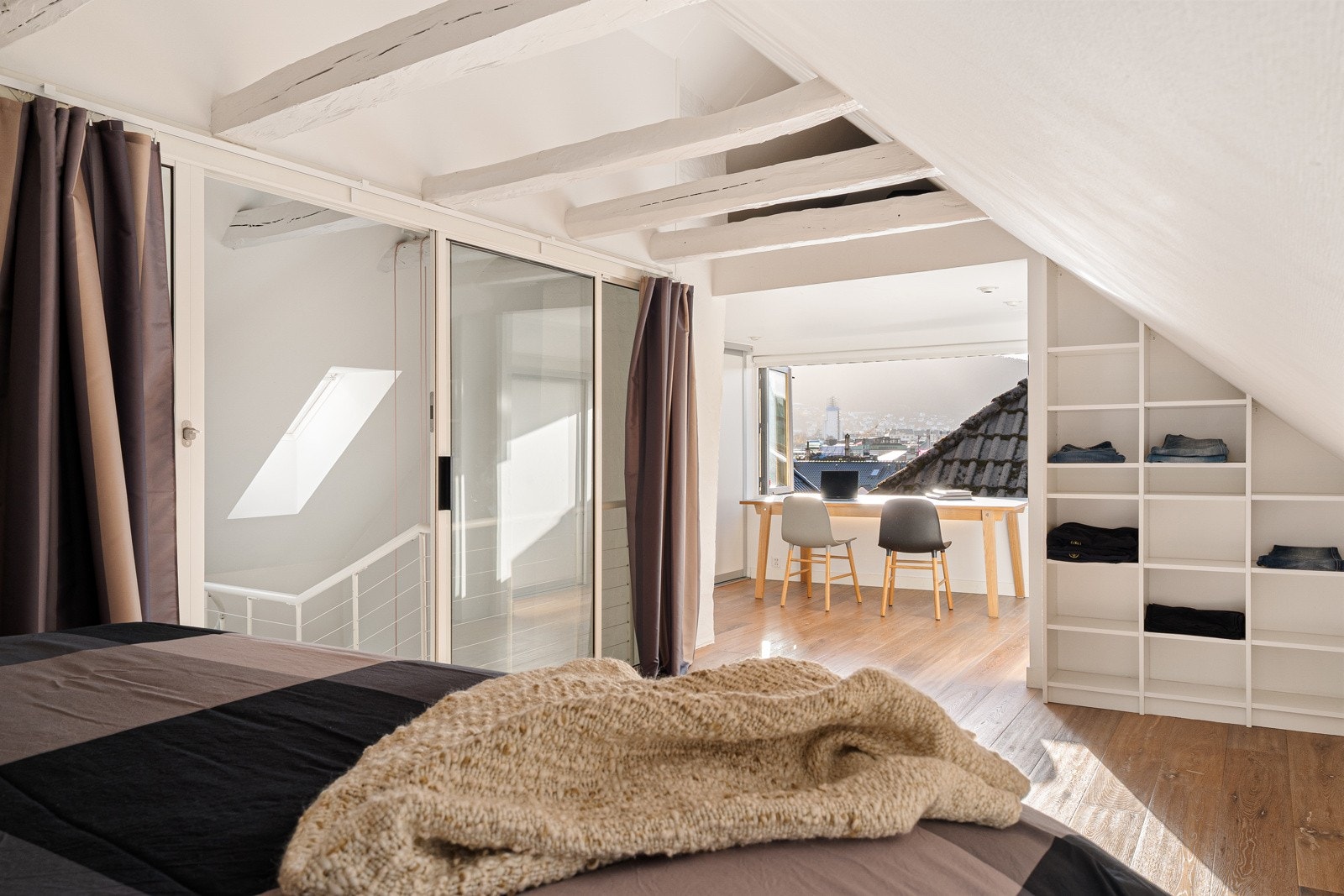 De store vinduene er mot vest og slipper inn masse naturlig lys Galleribilde