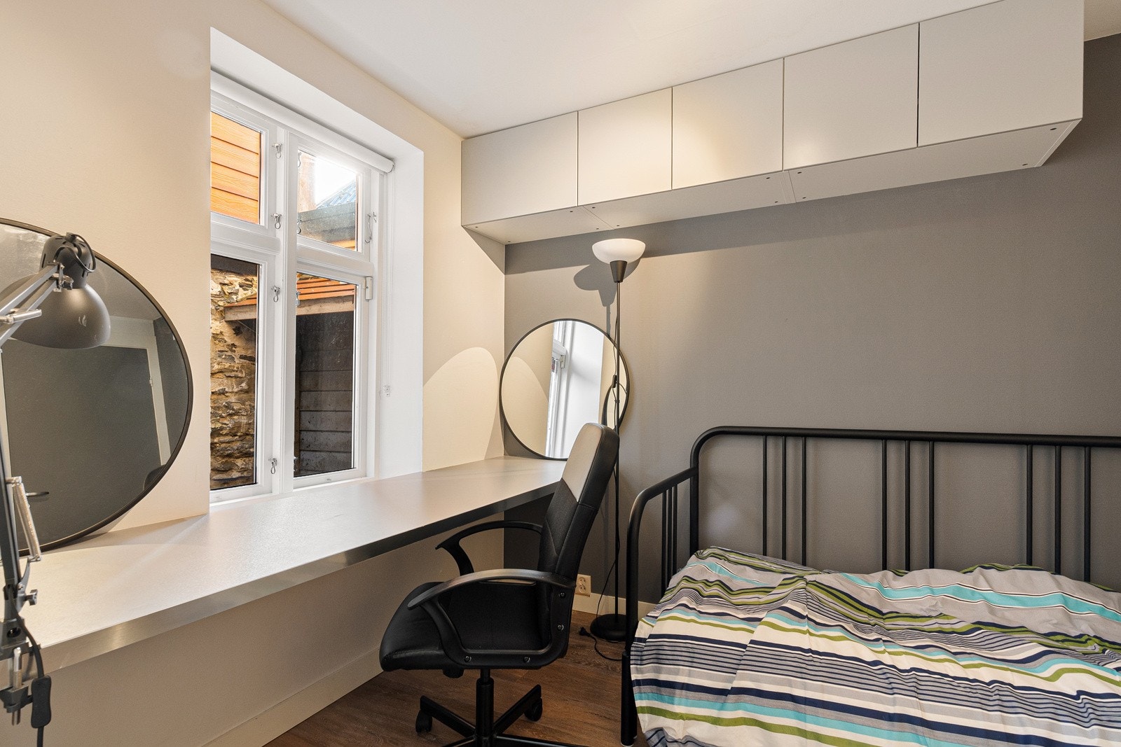 Soverom nr to. Vindu mot bakgården Galleribilde