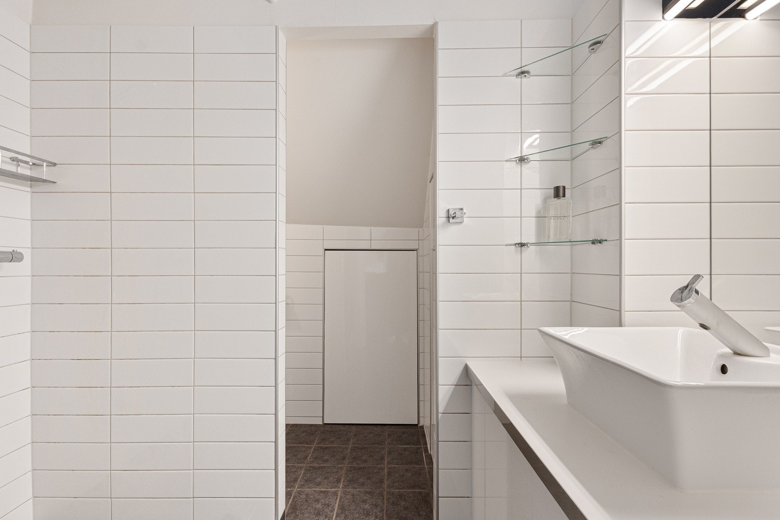 På loftet er det en suite bad Galleribilde