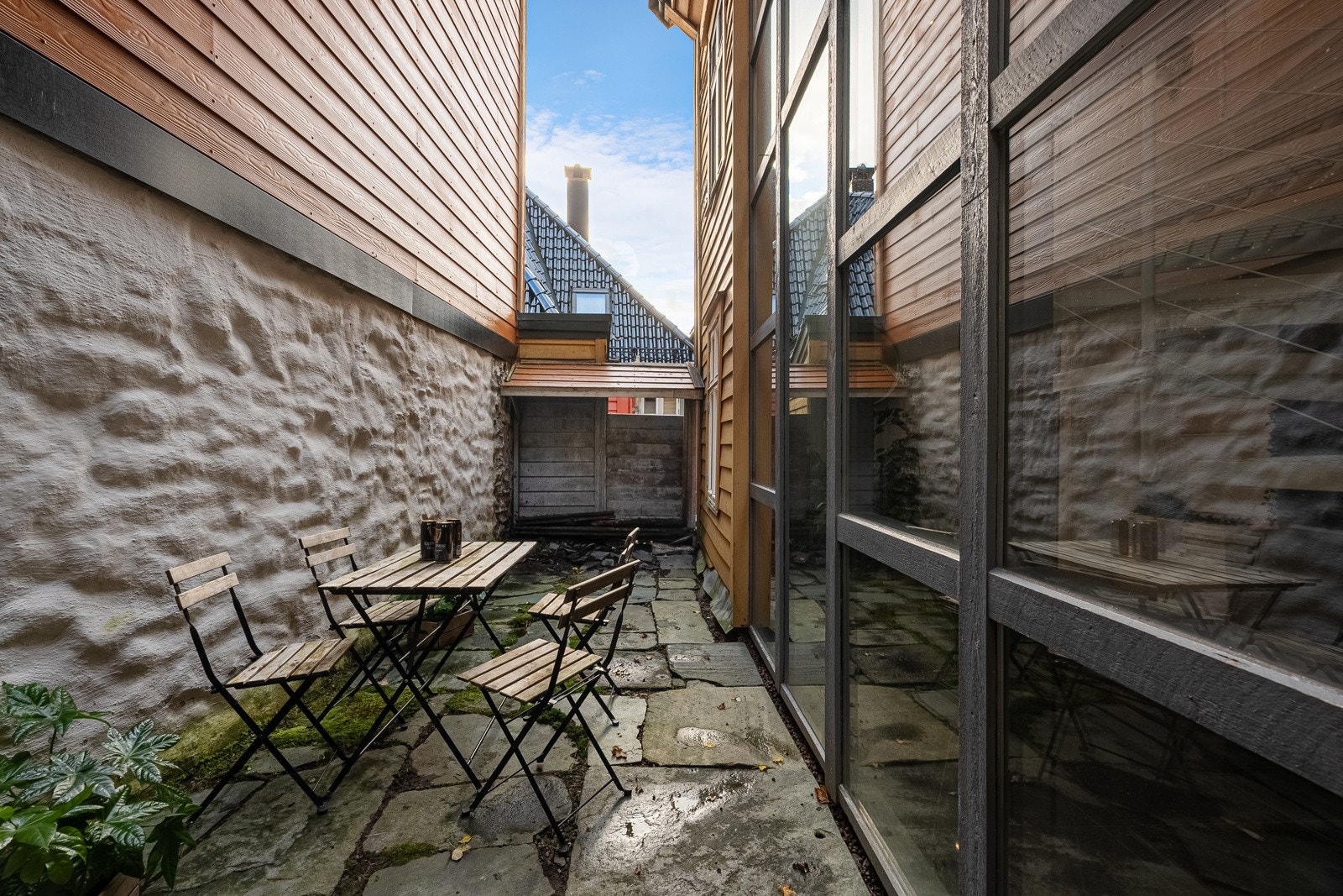 Trivelig bakgård der det er fint å sitte ute å grille en varm sommerdag Galleribilde