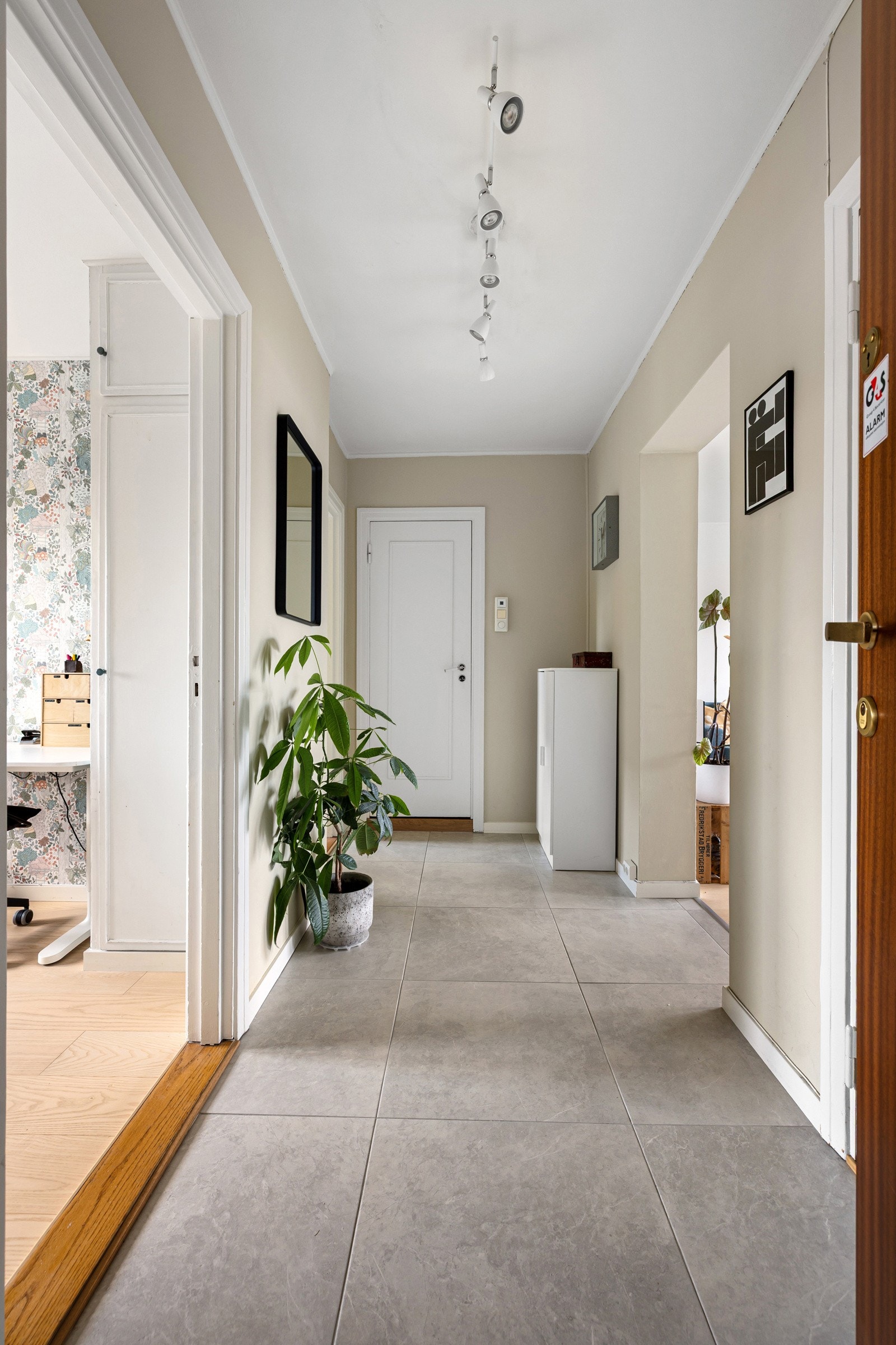 I entréen har du et romslig kott m/garderobe. Galleribilde