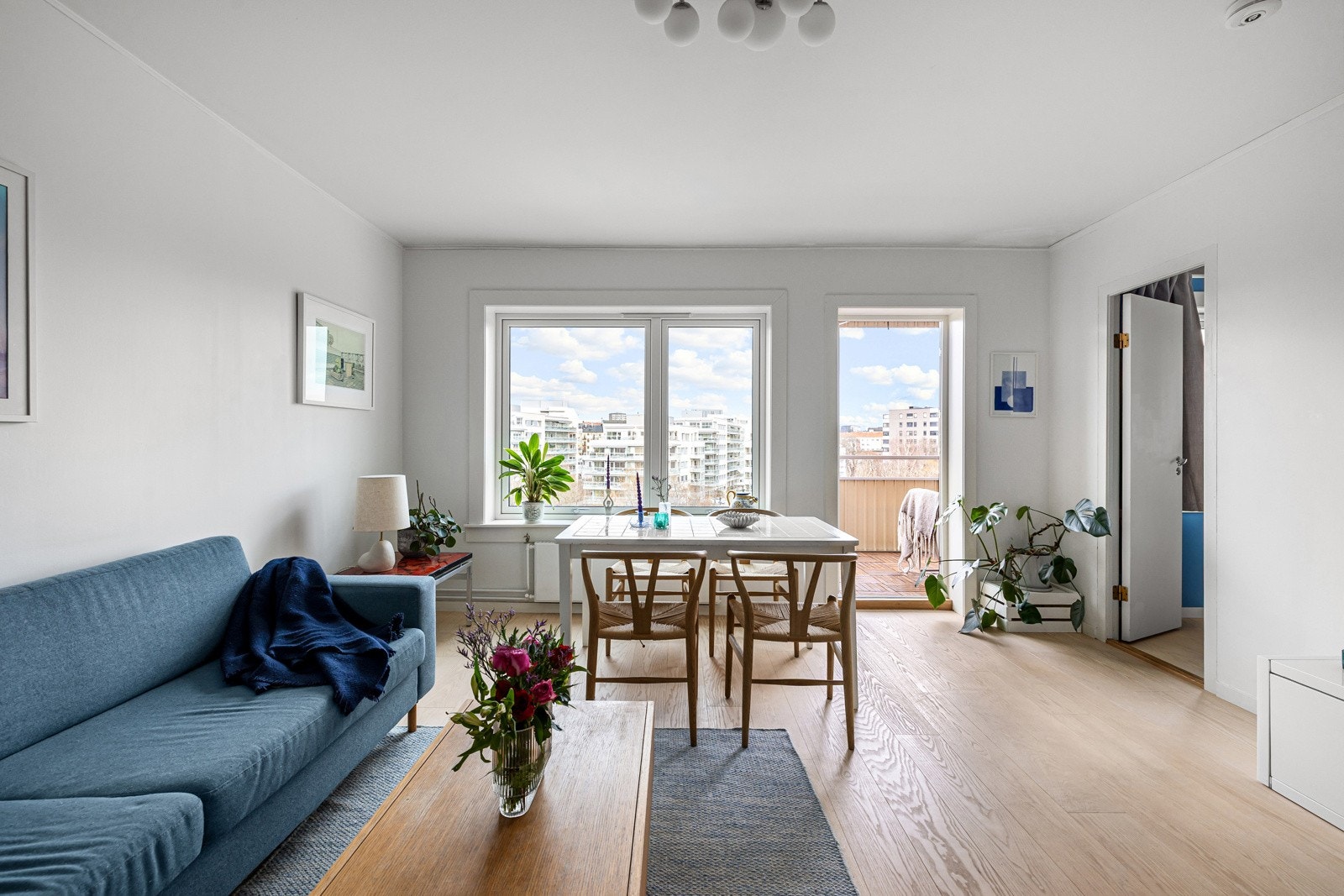 Stuen er svært romslig med god plass til sofaseksjon, spisebord, hyller og tv-møblement. Galleribilde