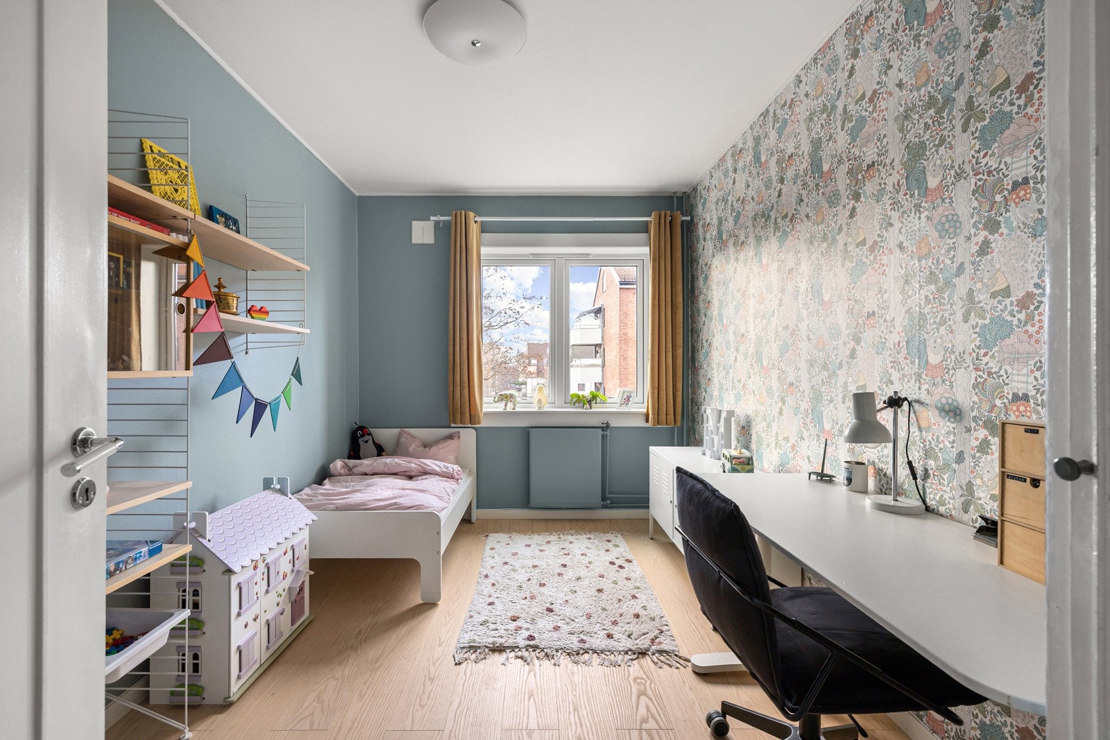 Soverom 2 er også stort med fint og usjenert utsyn. Galleribilde
