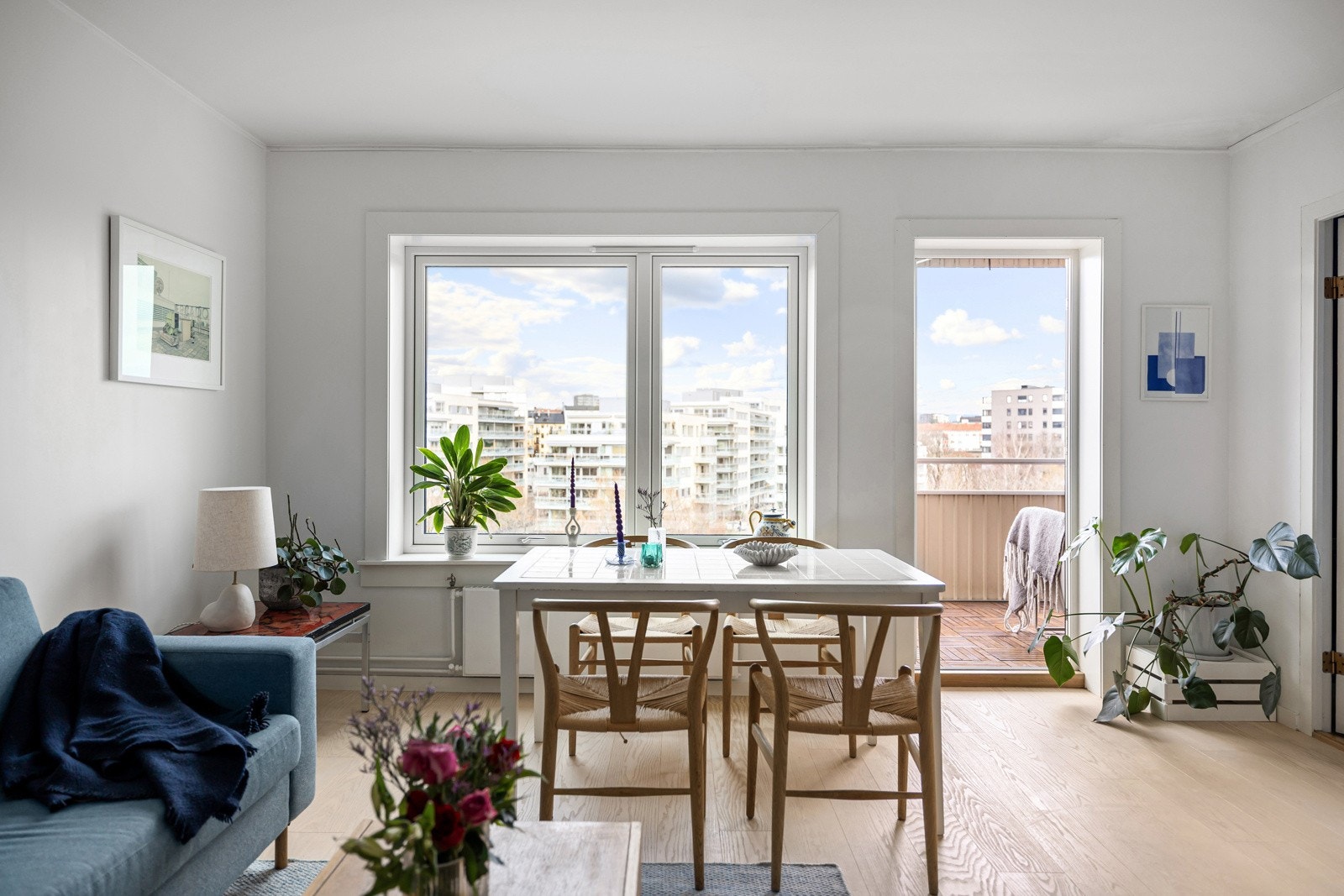 Leiligheten har store vinduer fra 2023 på begge sider av leiligheten med fritt utsyn. Galleribilde