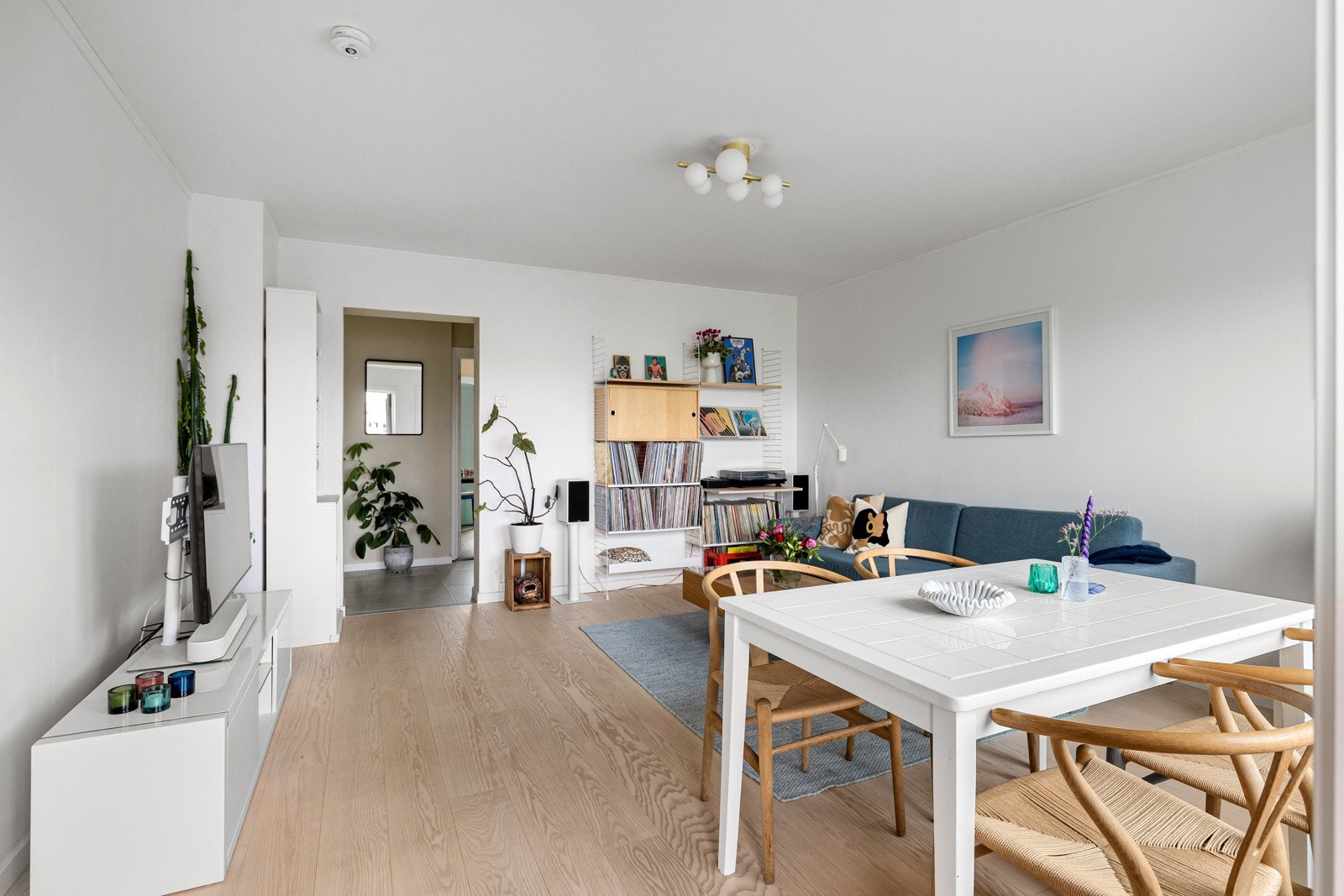 I 2023 ble det malt, tapetsert og lagt nytt gulv i ask 1-stavs parkett og nye gulvlister. Galleribilde
