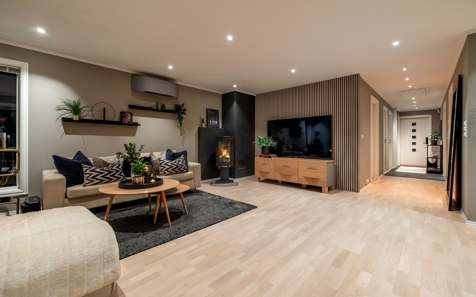 Veggene er malt i moderne, tidsriktige farger som er kombinert med én vegg med spile plater. Galleribilde