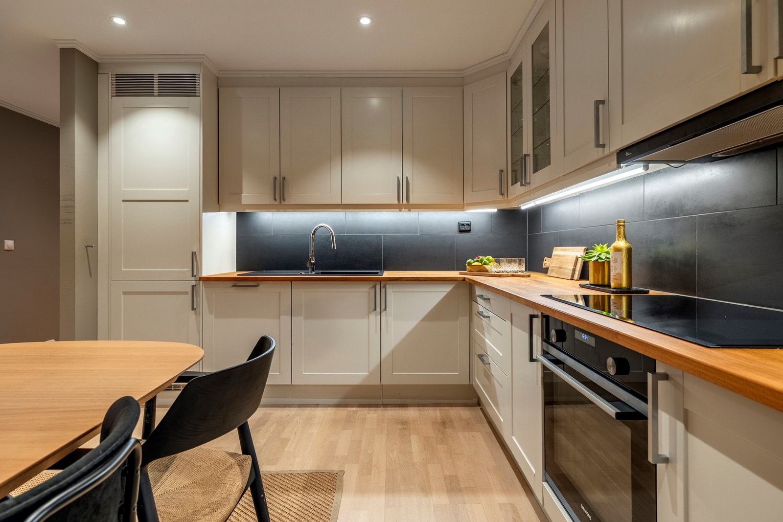 Det funksjonelle L-formede designet utnytter plassen godt, og gir rikelig med benke- og skapplass. Galleribilde