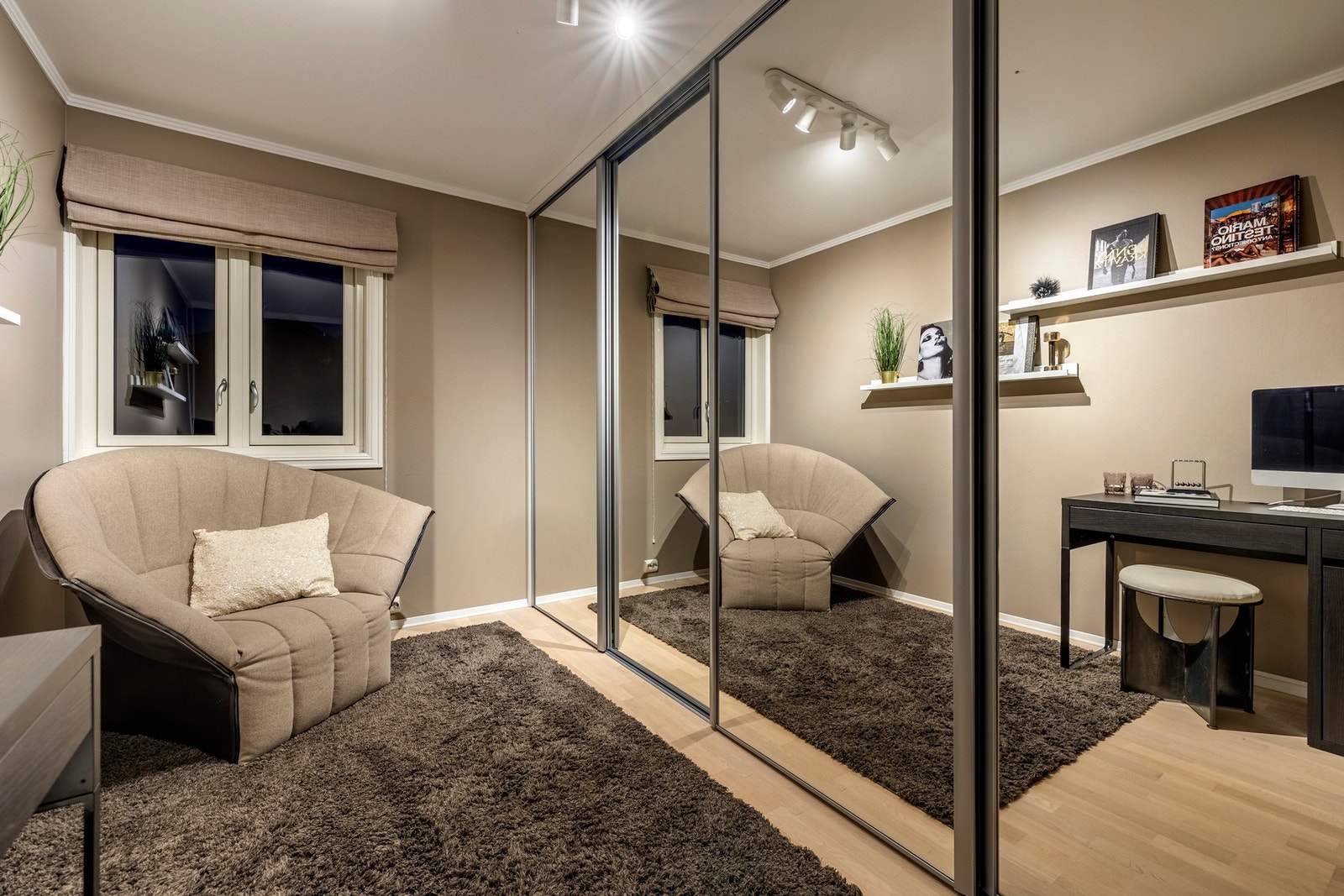 Det ene soverommet er innredet med en skyvedørsgarderobe med speilfronter for ekstra oppbevaring. Galleribilde