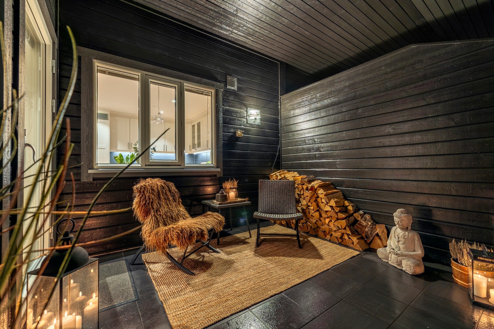 Balkongen hat god plass til både utemøbler og grill, noe som legger til rette for hyggelige måltider og sosiale sammenkomster med venner og familie. Galleribilde